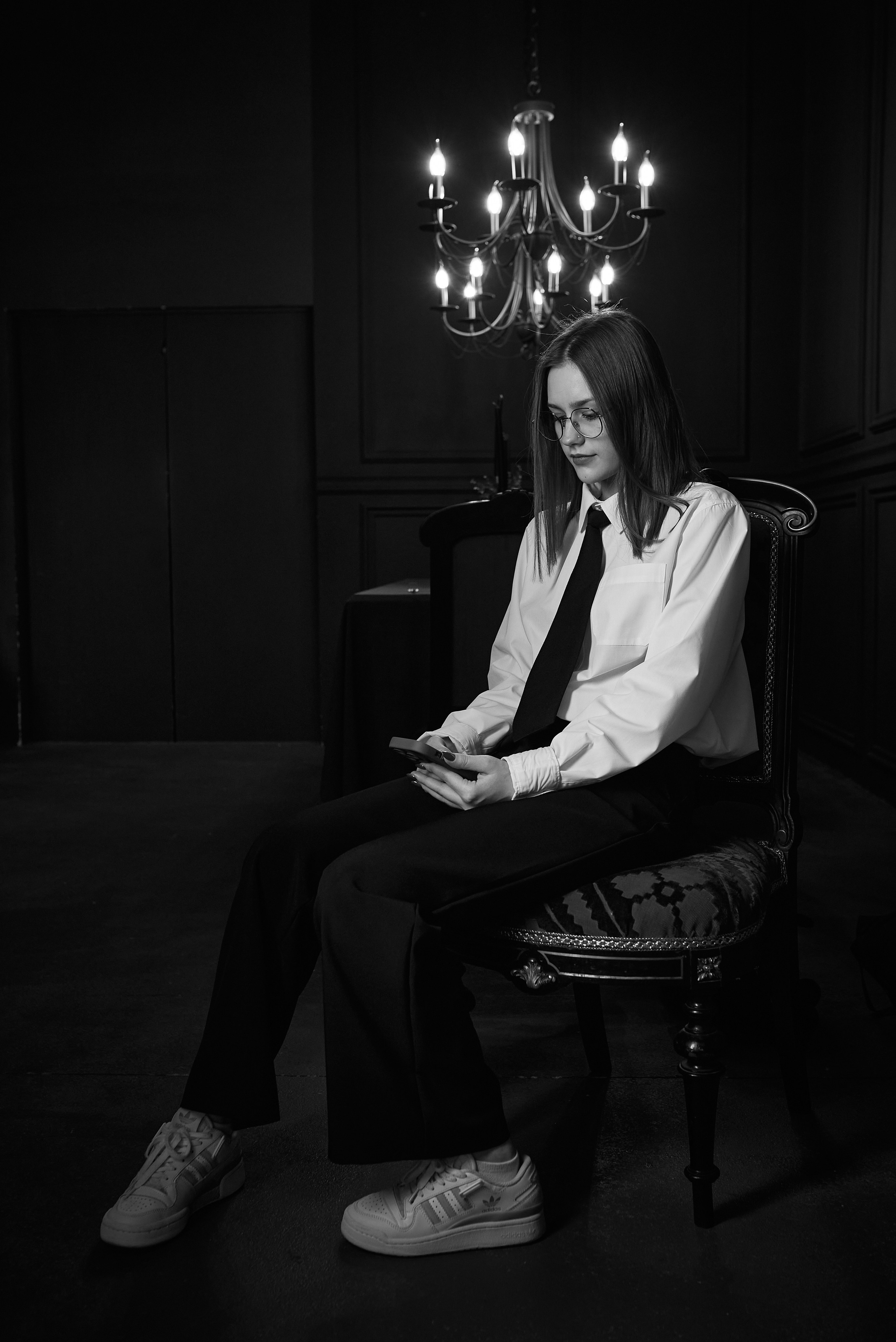 девочка на переднем фоне, на заднем фоне силуэты родителей