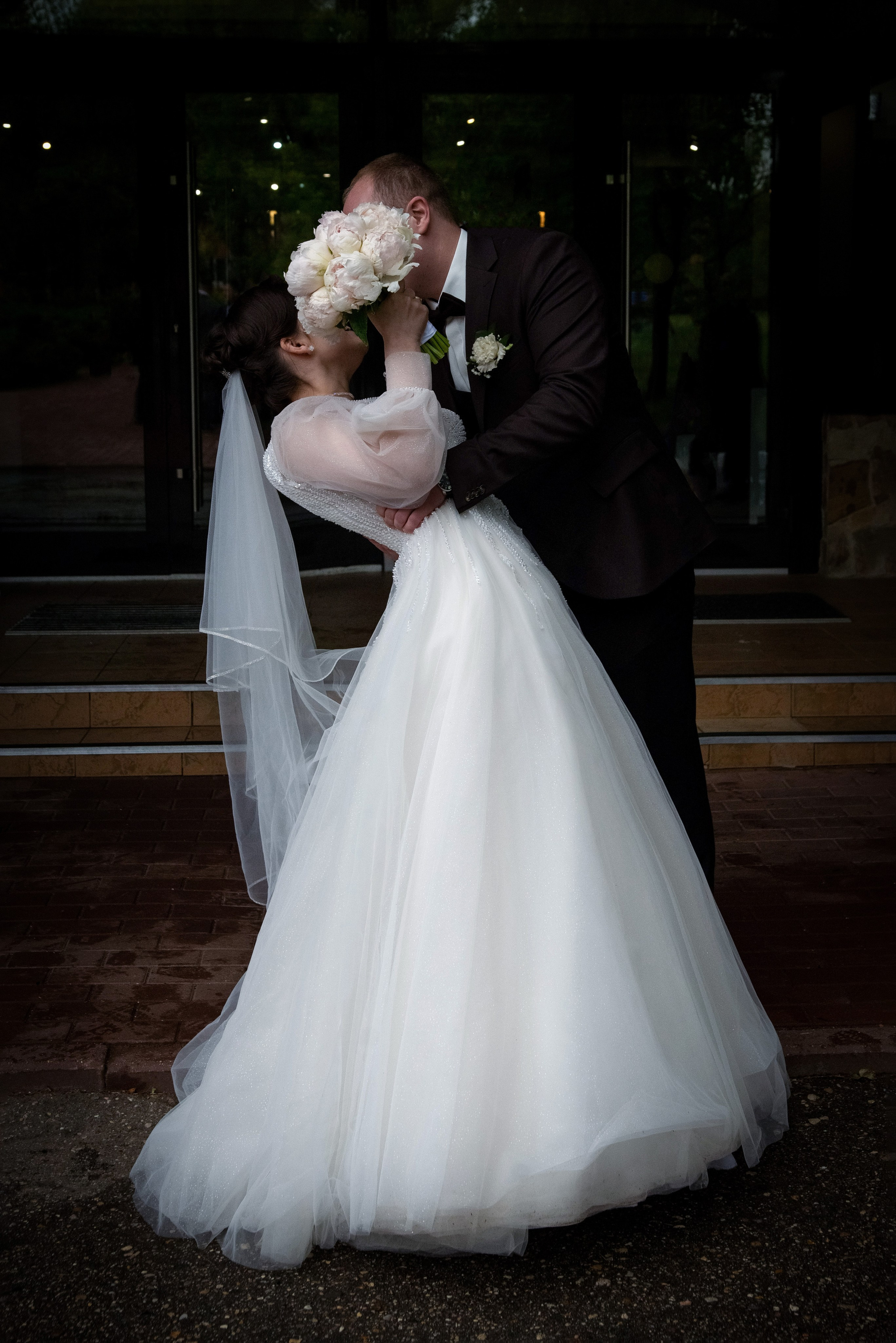 невеста и жених целуются свадьба