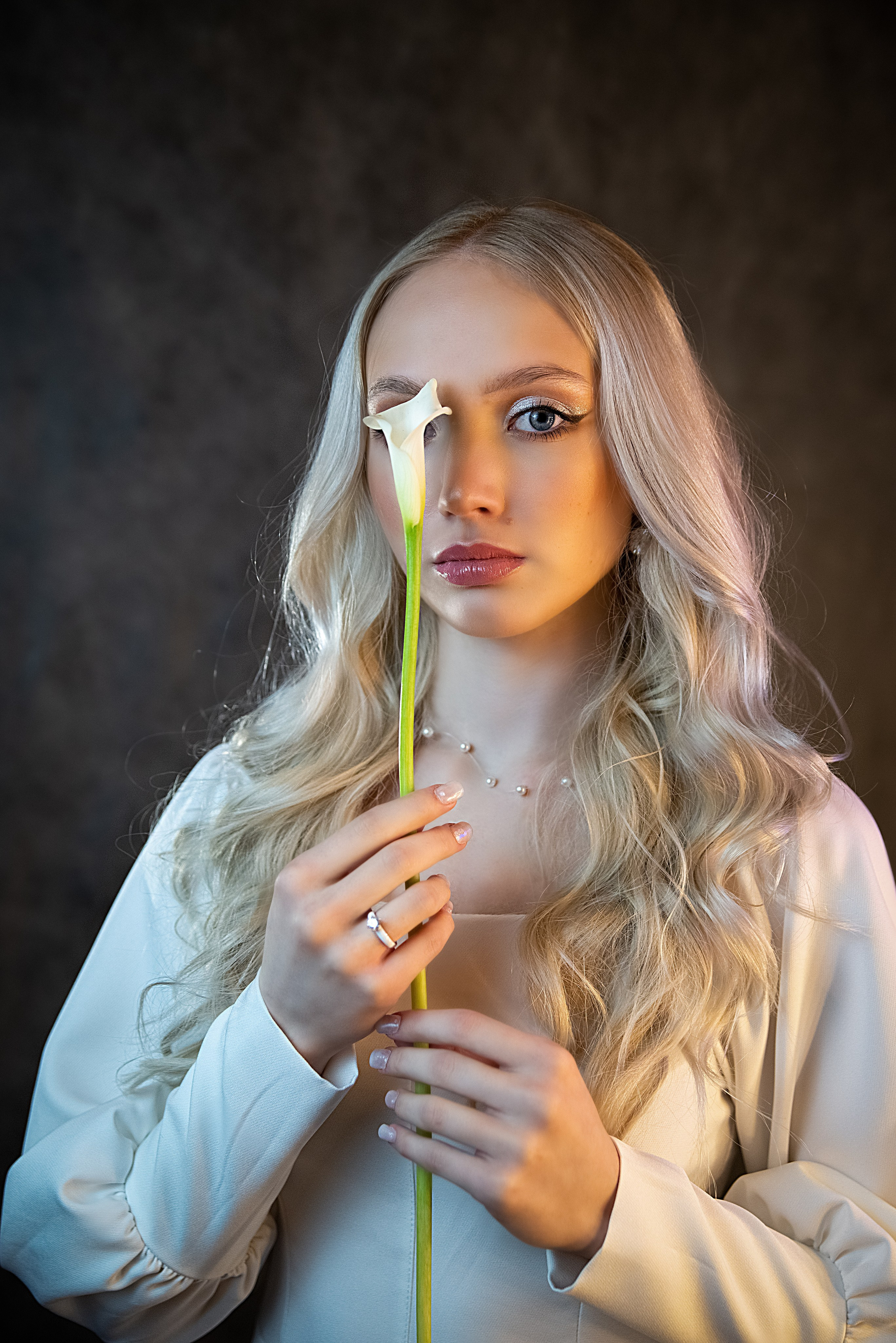 девушка в белом платье с цветком