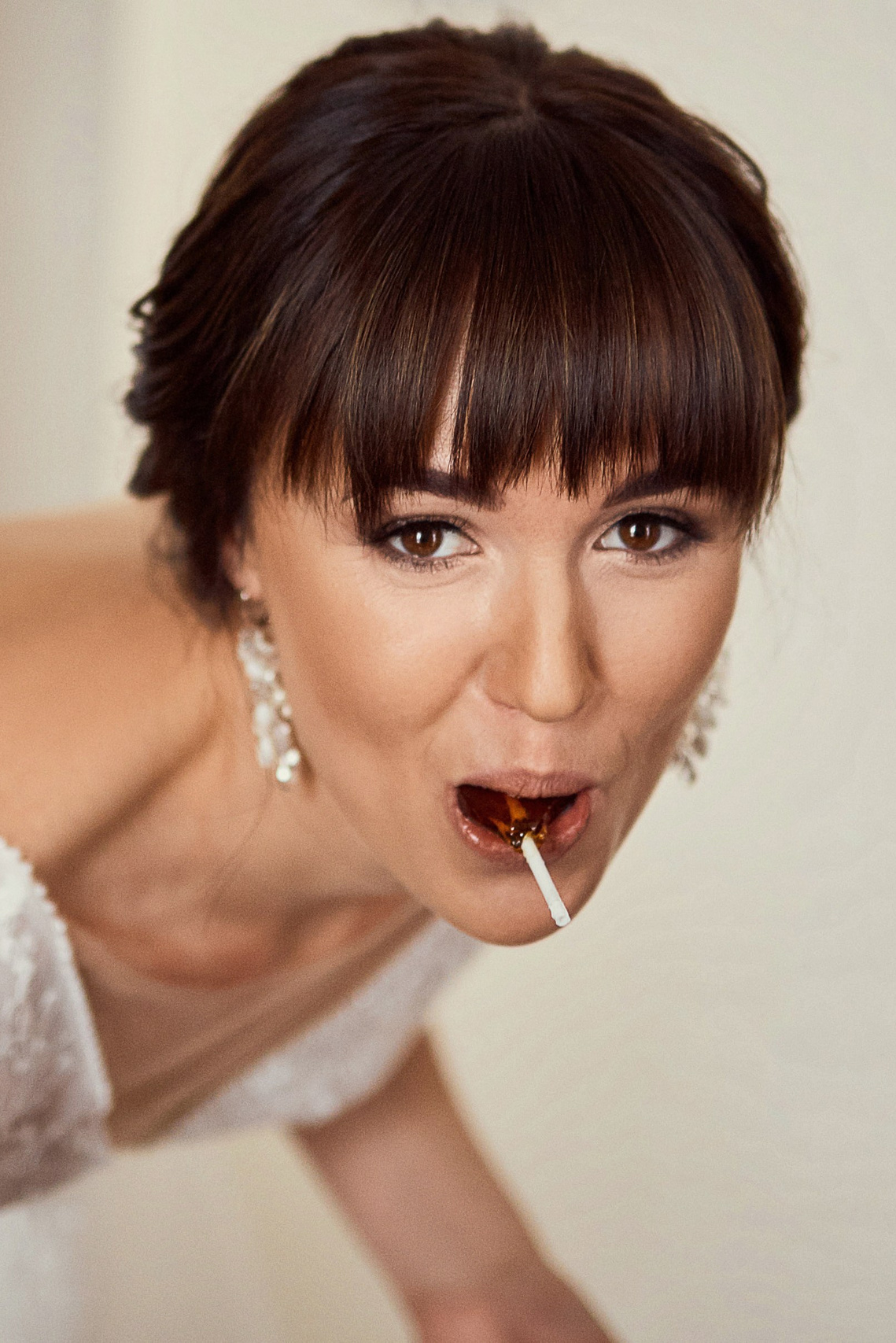 Фотосъёмка свадебного торжества в отеле Crowne Plaza – на фото сборы невесты перед росписью