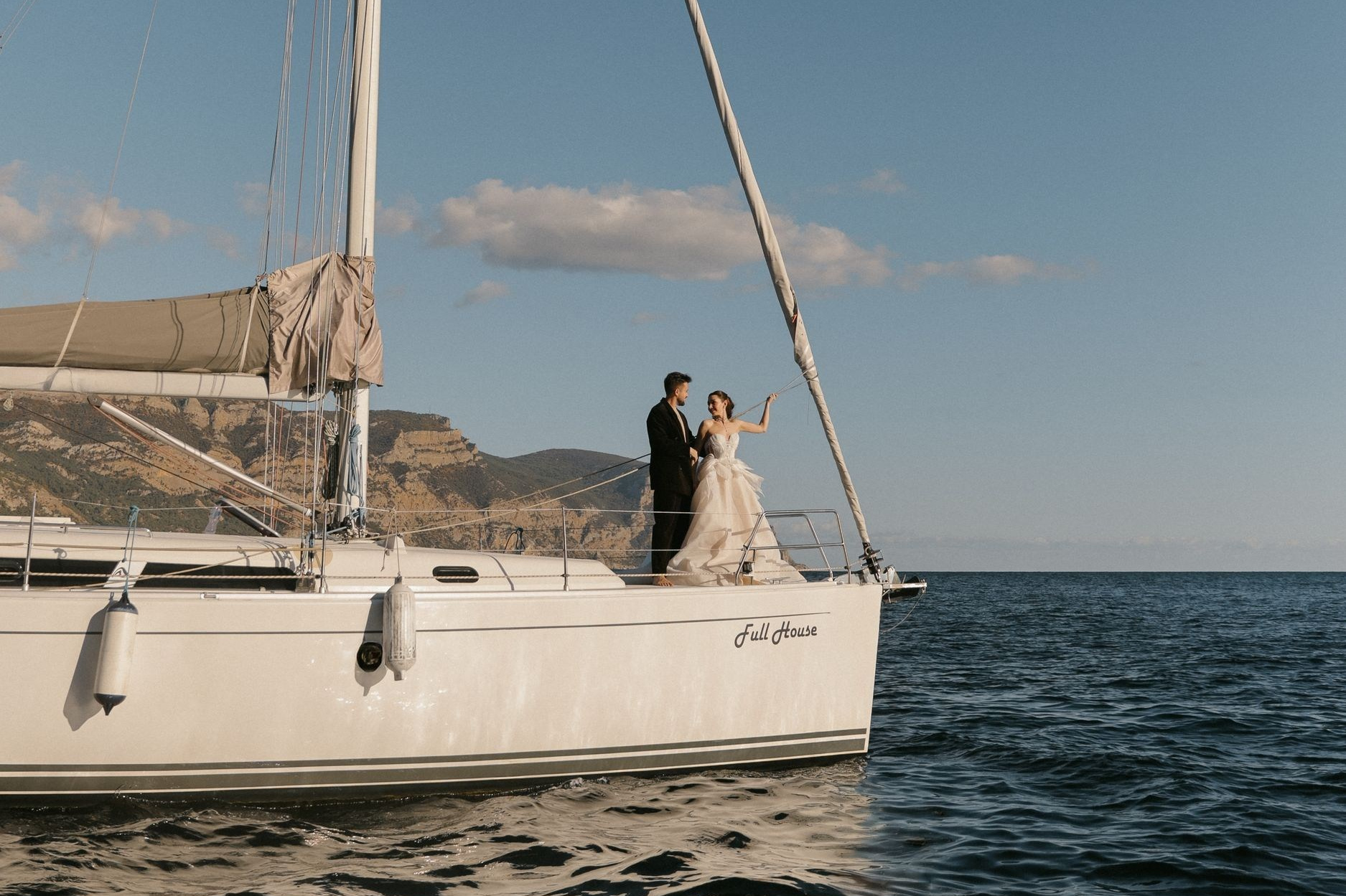 Жених и невеста на яхте у берегов Крыма  