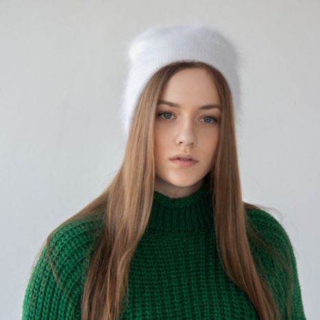 Услуги девушек моделей для предметной фотосессии в Красноярске