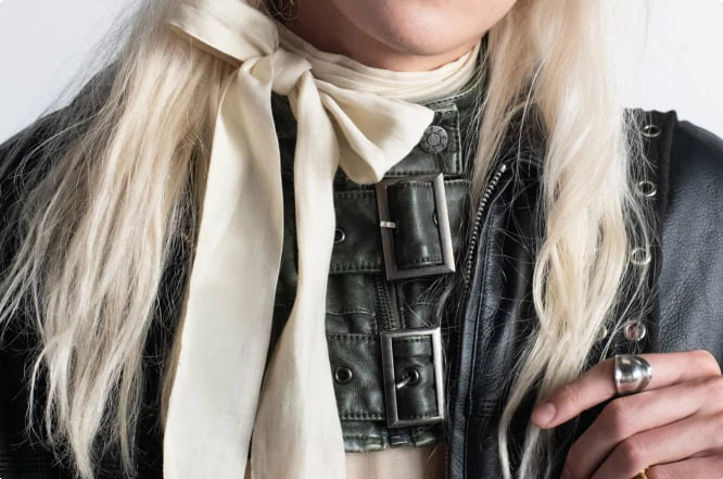 Moto Boho, атласная лента и черная кожаная куртка, фото из подборки Pinterest Predicts 2025