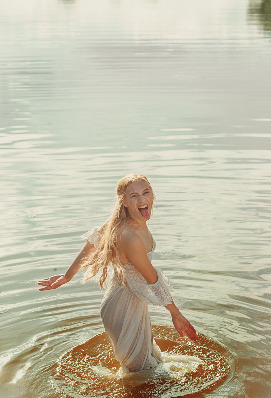 Стилизованная фотосессия молодой пары на закате