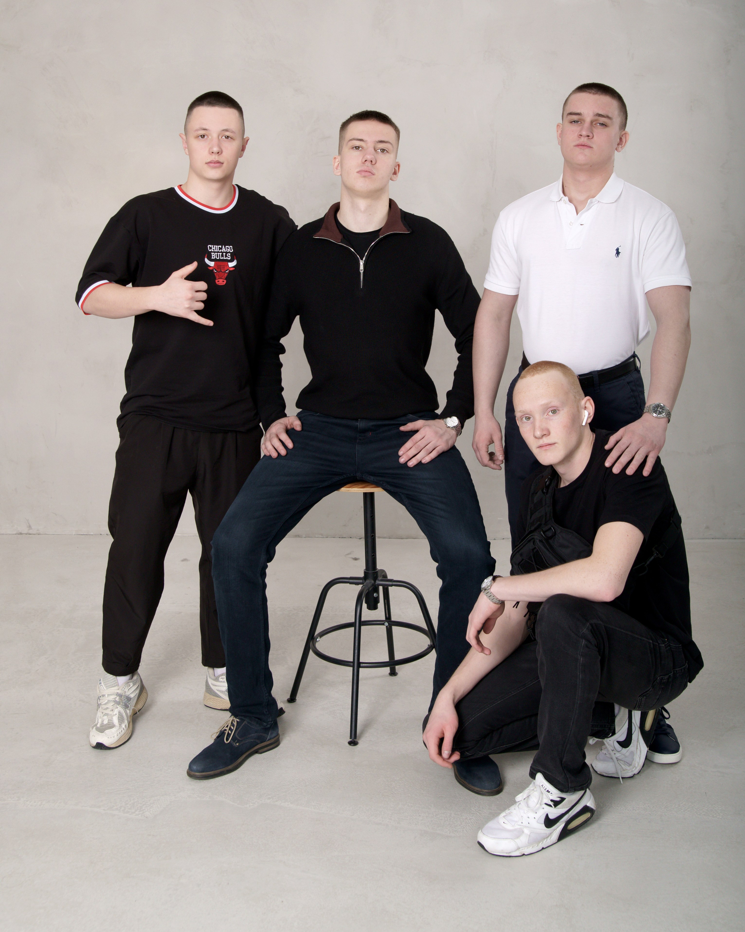 Выпускник старшей школы - студийная сьемка - друзья