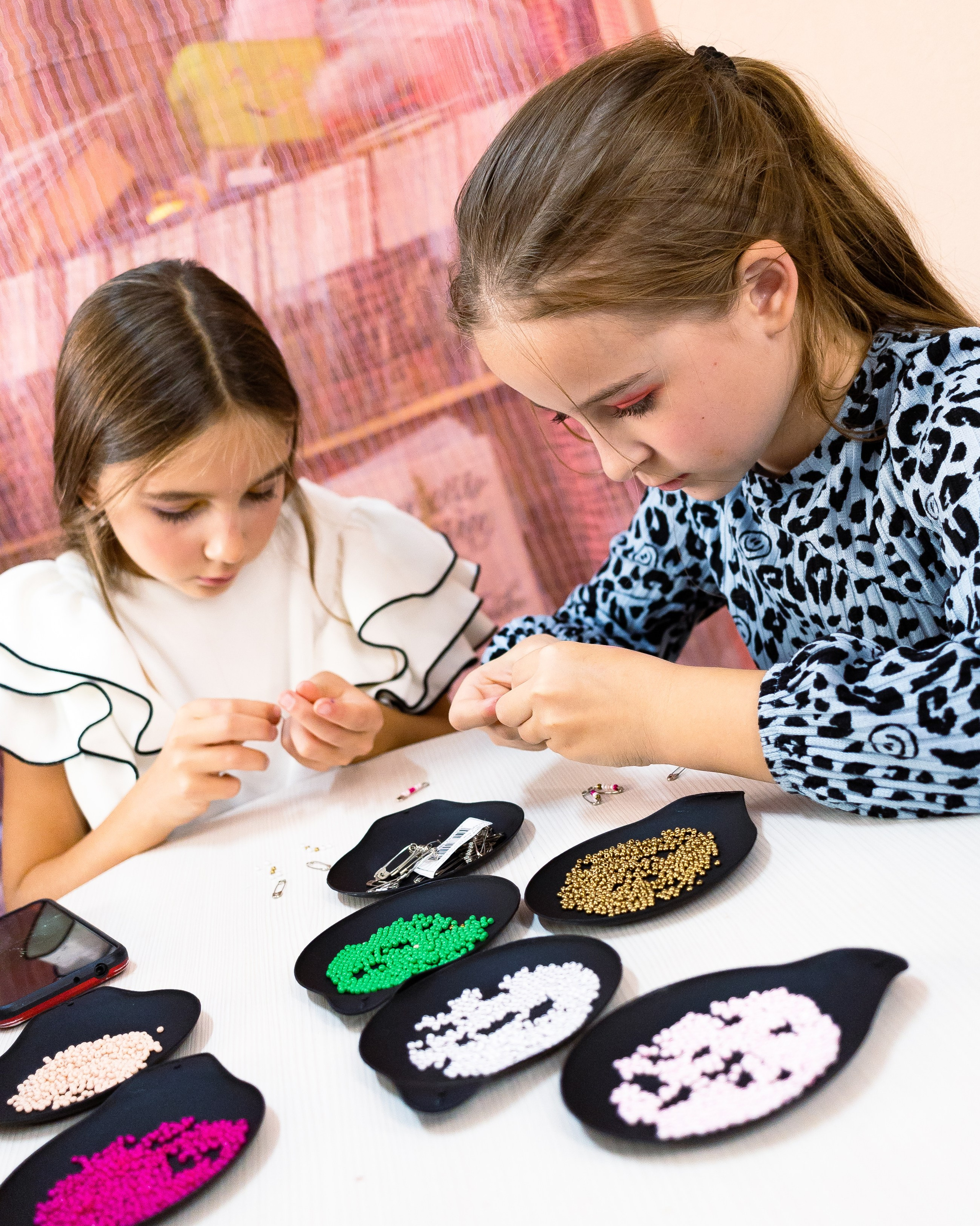 Девочки создают украшения из булавок и бисера. Простой и эффектный способ сделать украшения в своем вкусе и своими руками.