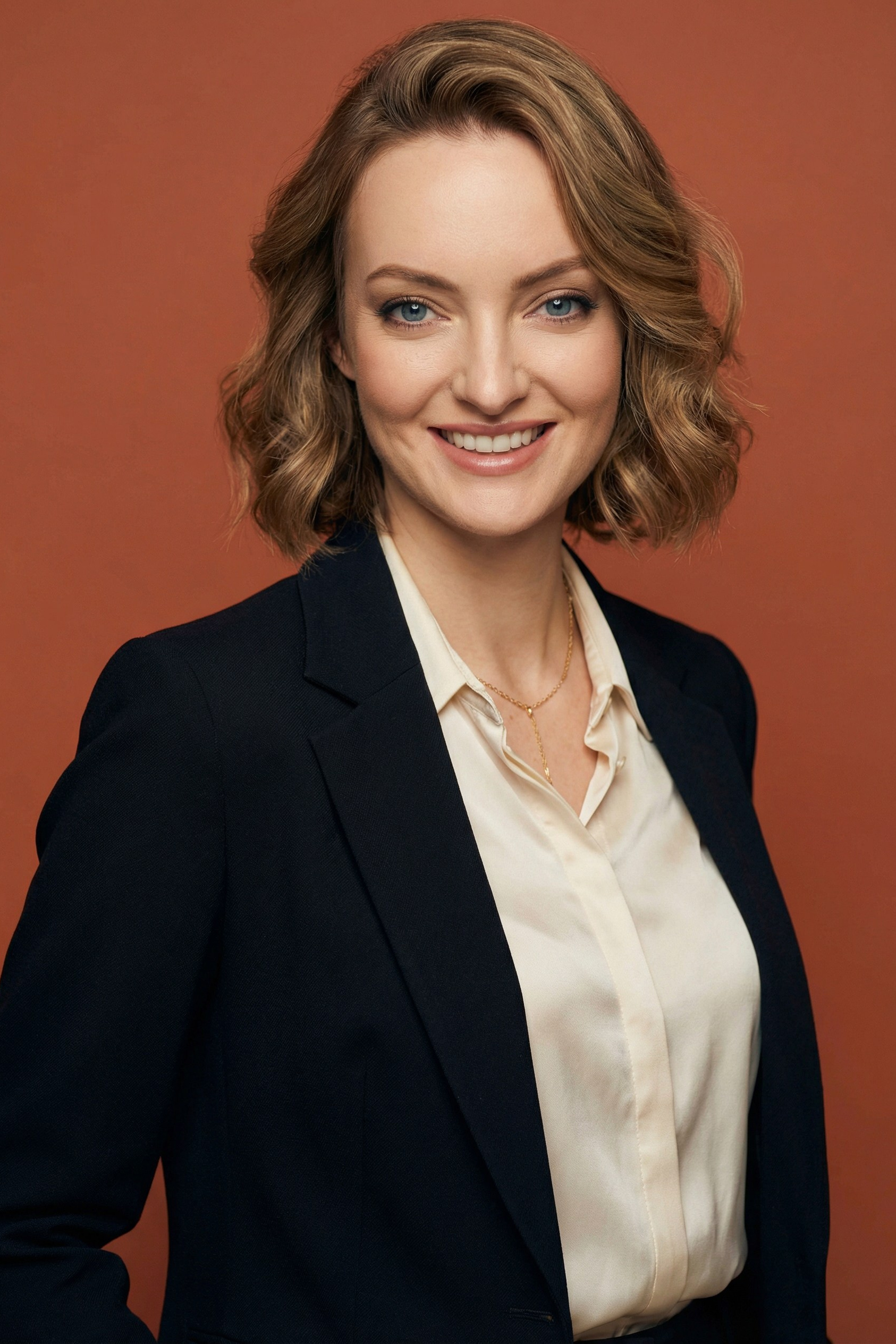 Яркий fashion-портрет девушки для социальных сетей. Создание смелого образа в студии Москвы.