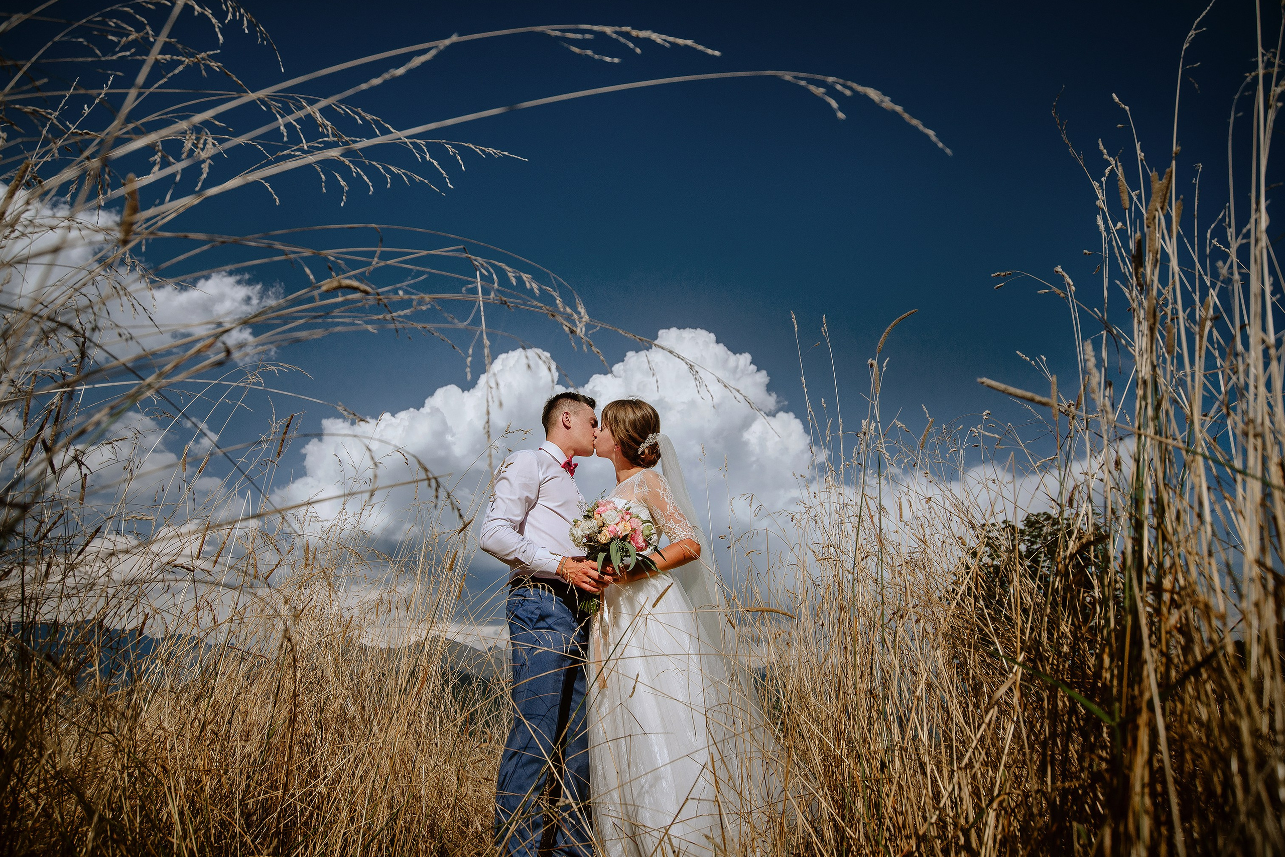 Нежная свадебная фотосессия в Сочи, Адлере, Сириусе и Красной Поляне. Фотограф поможет запечатлеть самые важные моменты вашего дня: обмен кольцами, первый поцелуй, трогательные взгляды и радость гостей. Морские закаты, горные вершины или уютные парки станут идеальным фоном для вашей истории.