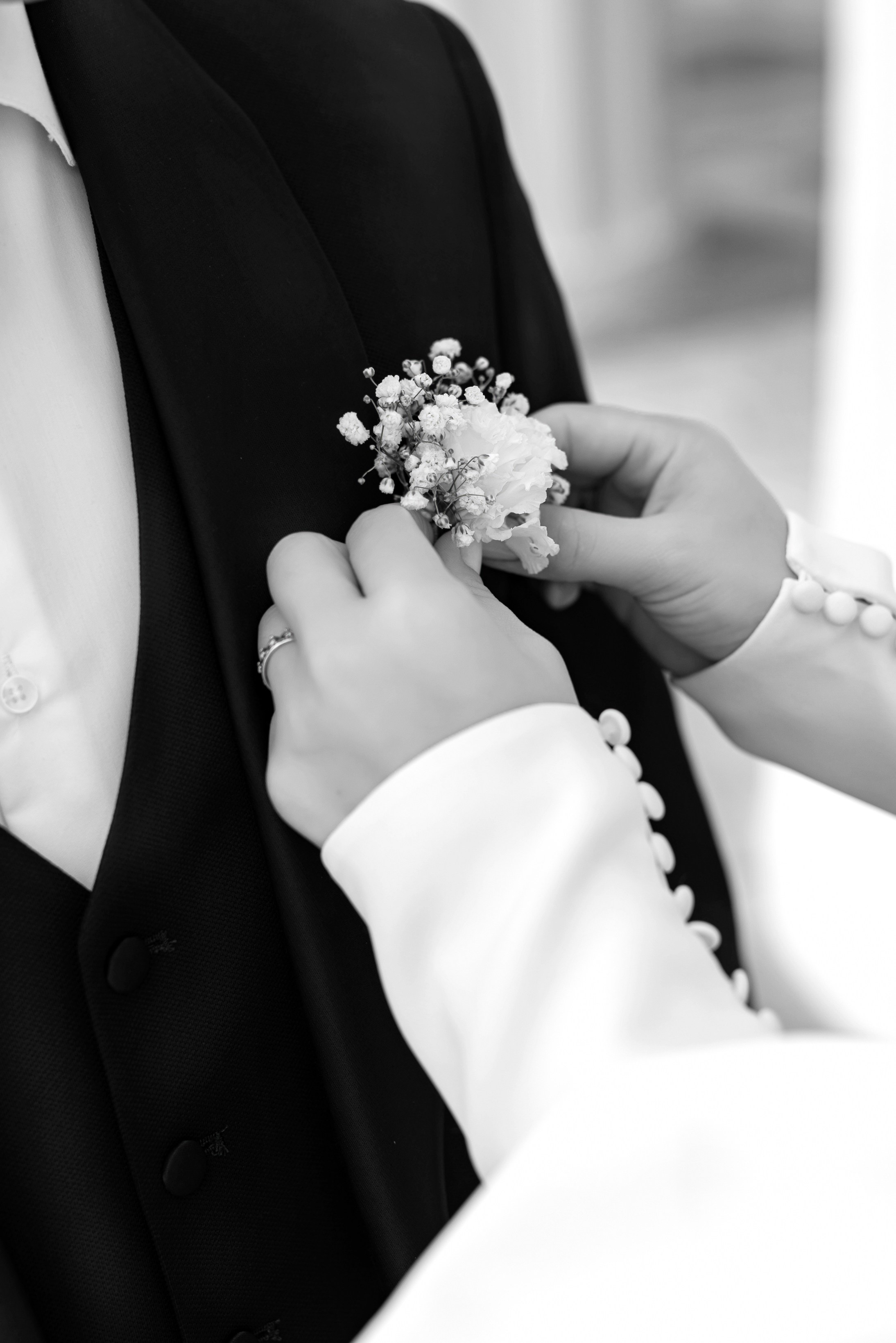 Невеста поправляет жениху бутоньерку. Свадебная фотосессия. Профессиональная свадебная фотосессия.