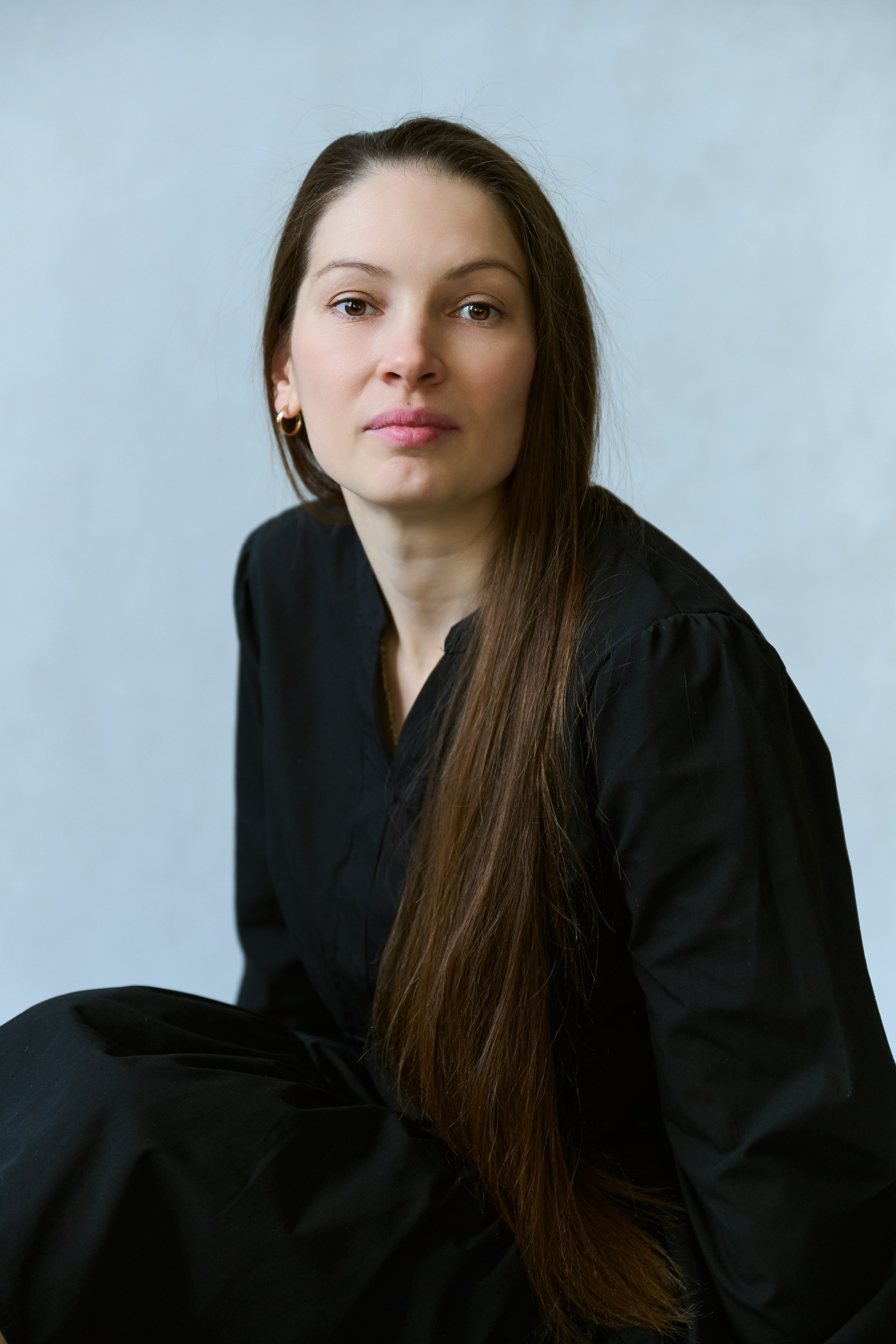 Тихая женская фотография — съёмка без ролей и позирования, где важнее состояние, чем образ