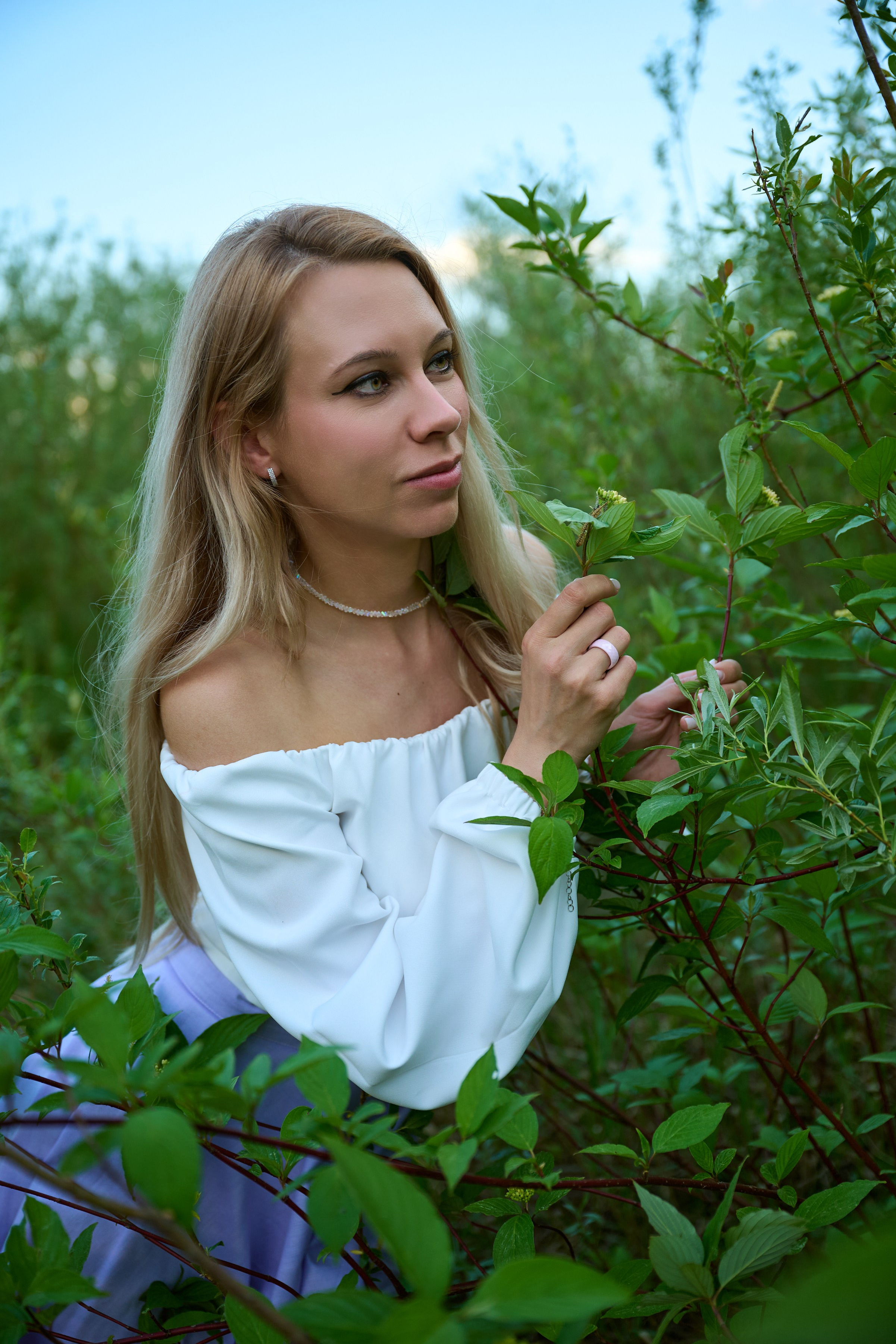 тихая женская съёмка в Твери, живой задумчивый портрет