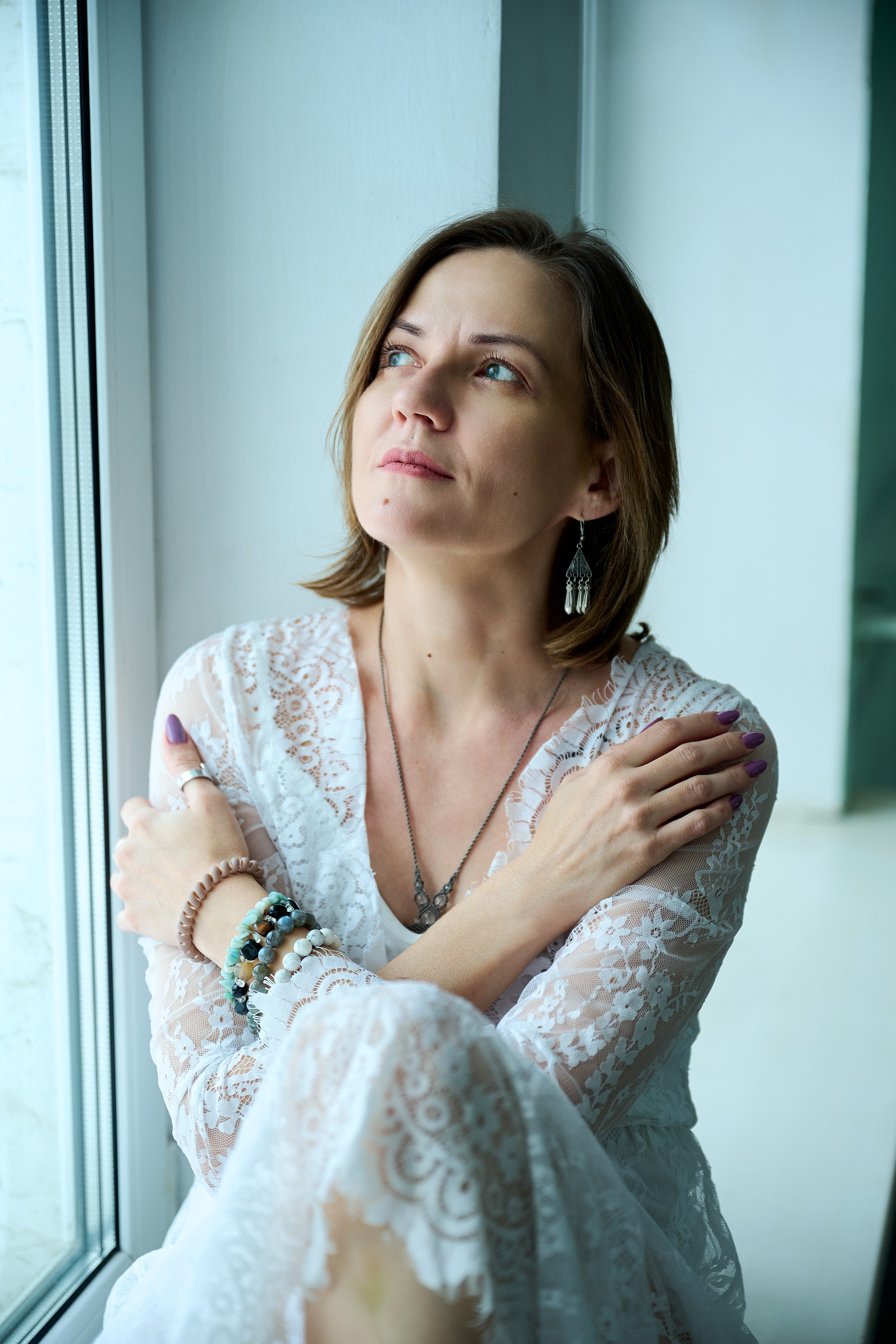 Тихая женская фотография — съёмка без ролей и позирования, где важнее состояние, чем образ