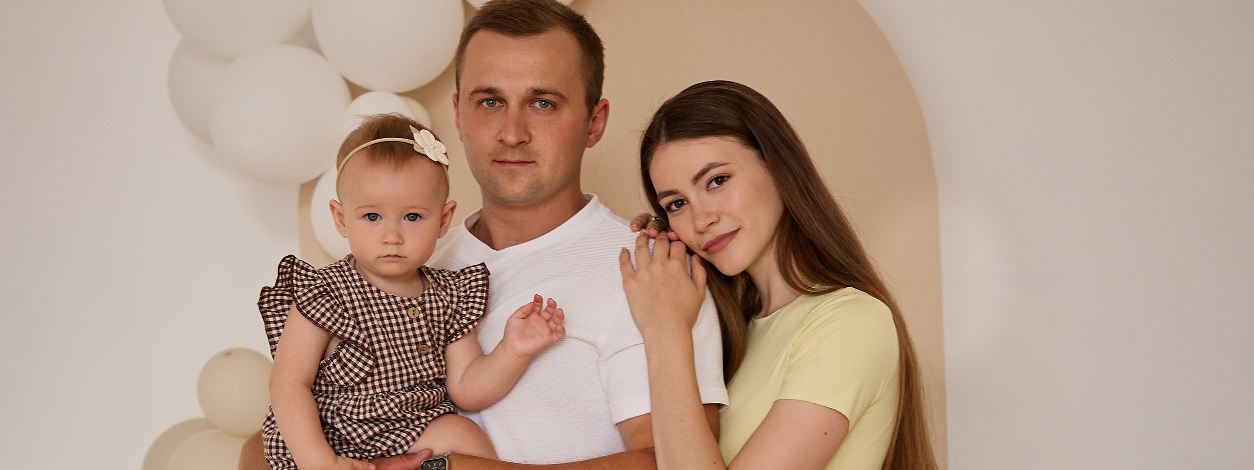 Фотосессия на первый день рождения от 1 года до 5 лет в Краснодаре. Фотостудия Roomy в Краснодаре | Семейные и детские съёмки дней рождения от 1 до 5 лет, аренда зала фотостудии