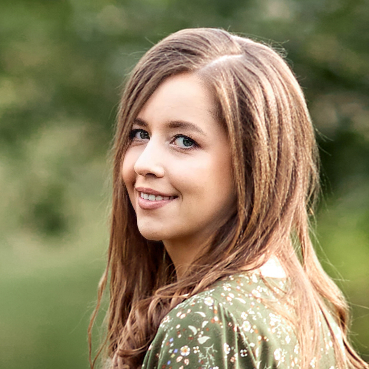 Фотограф Саров Козлова Татьяна в зелёном платье на зелёном фоне