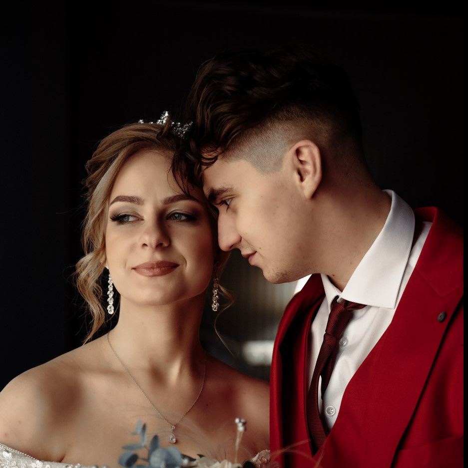 Добро пожаловать на мой сайт, где искусство фотографии встречается с мастерством исполнения. Я предлагаю широкий спектр услуг для тех, кто хочет запечатлеть самые важные моменты своей жизни.