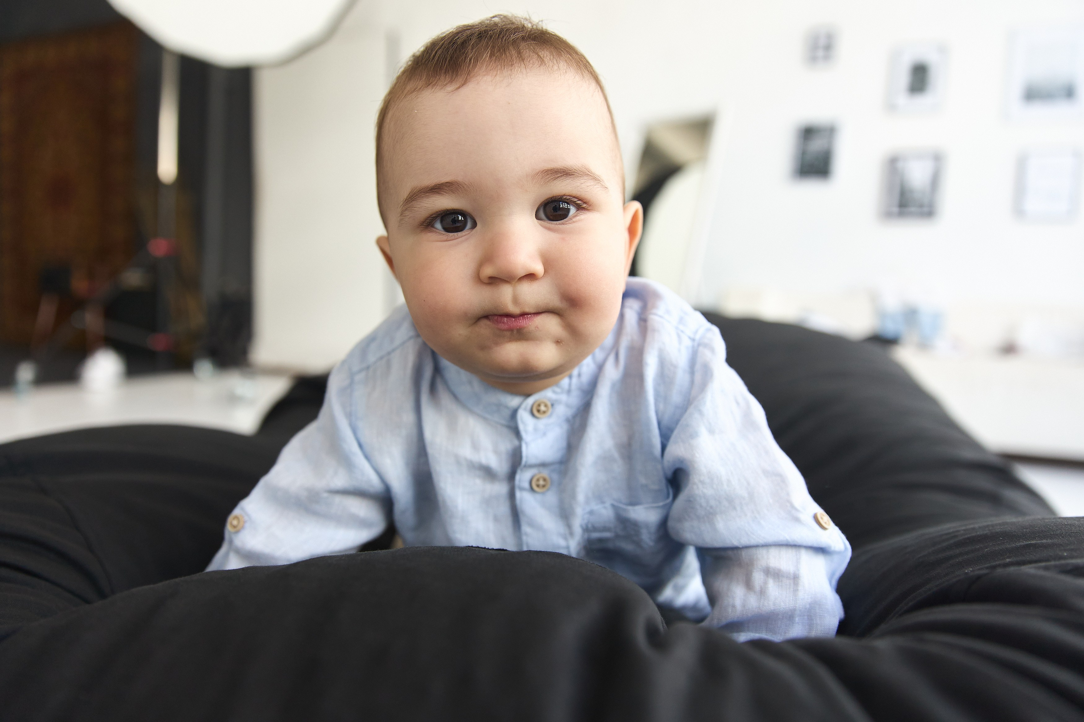 Детская фотосессия в Минске — малыш 6-12 месяцев в студии на черном фоне, детский фотограф Алексей Баталов