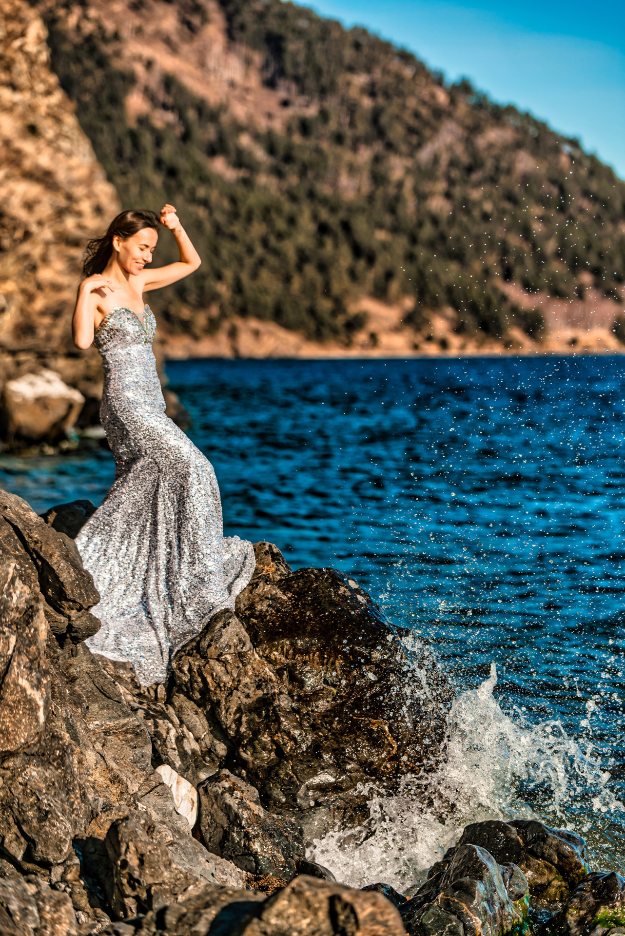 Девушка в серебристом платье берег байкала листвянка