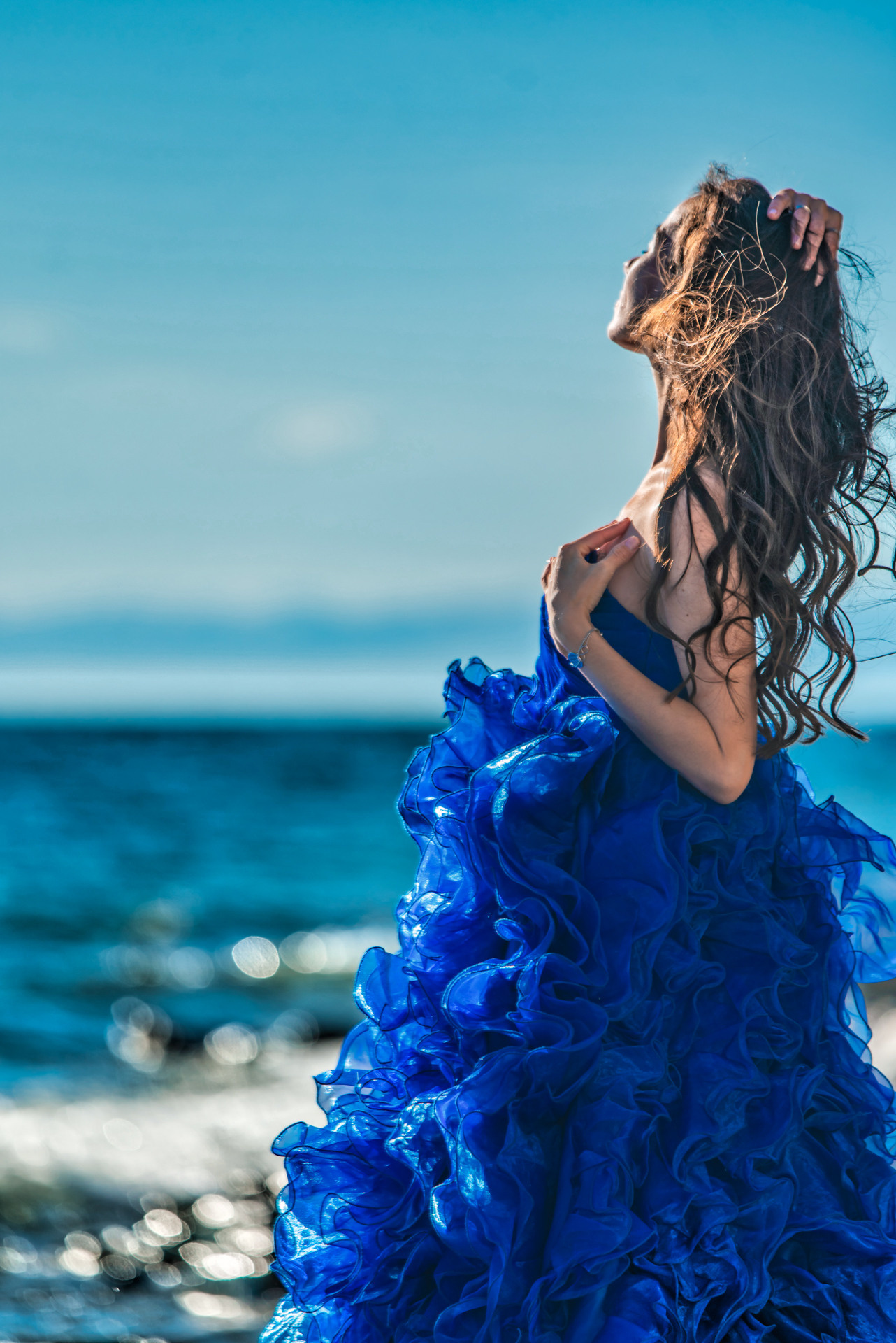 Девушка в синем платье берег байкала листвянка