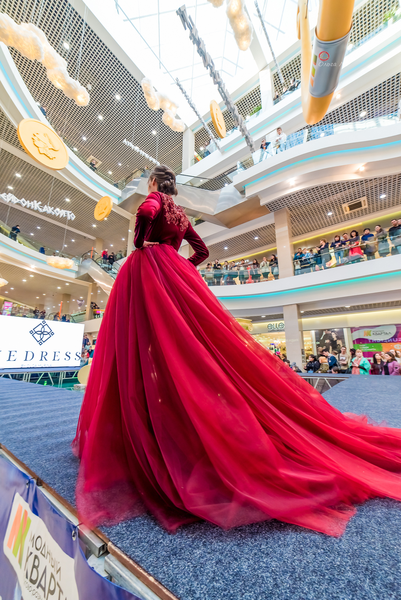 Девушка на подиуме в длинном красном платье