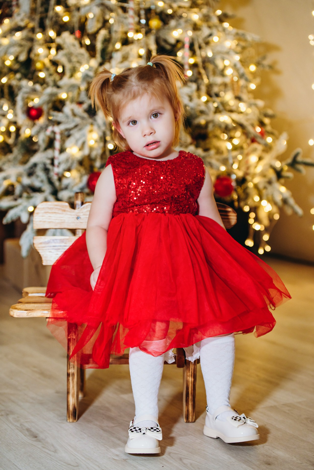 Девочка в вечернем красном платье с пайетками на новогодней фотосессии