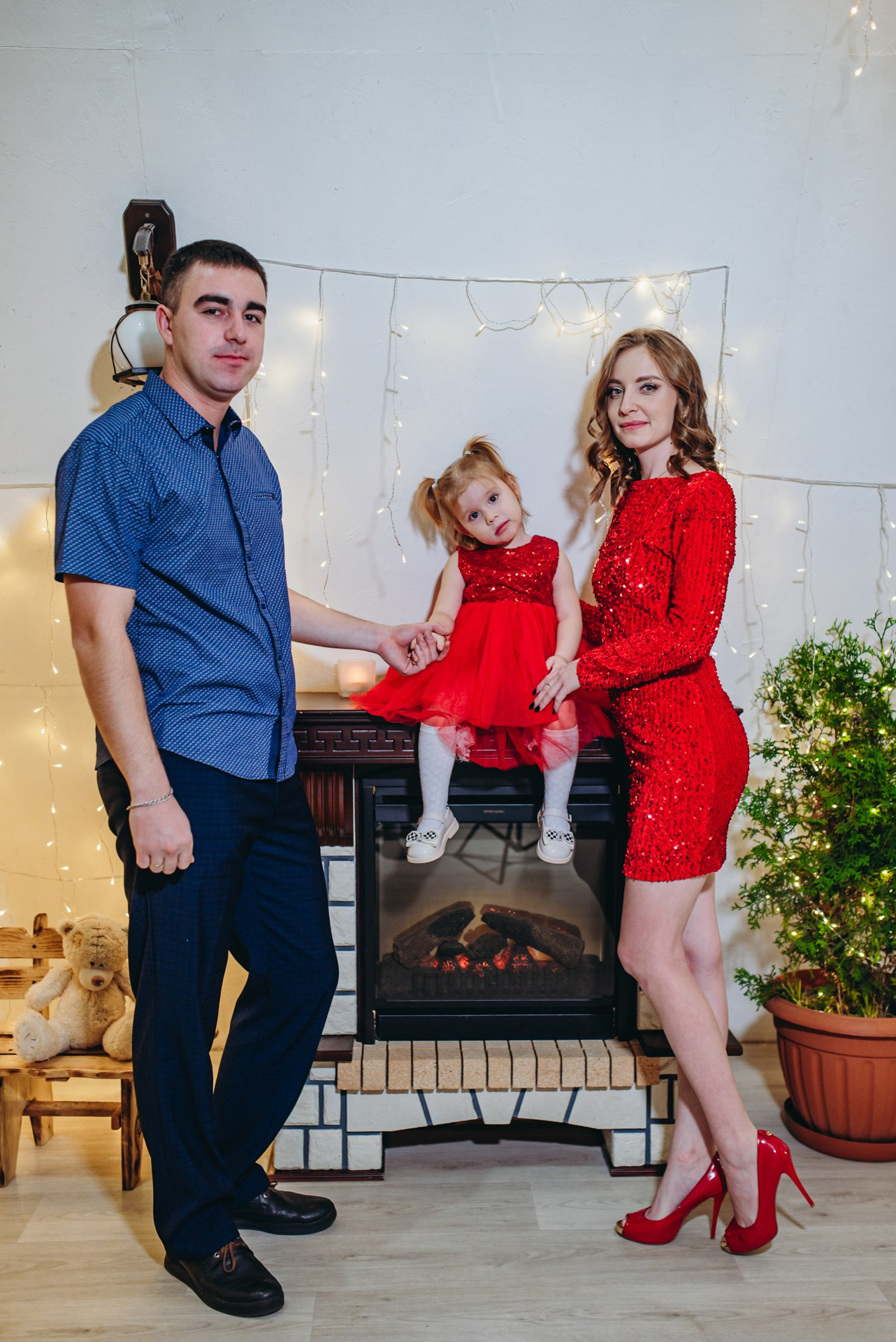 Девушка в вечернем красном платье с пайетками на новогодней фотосессии