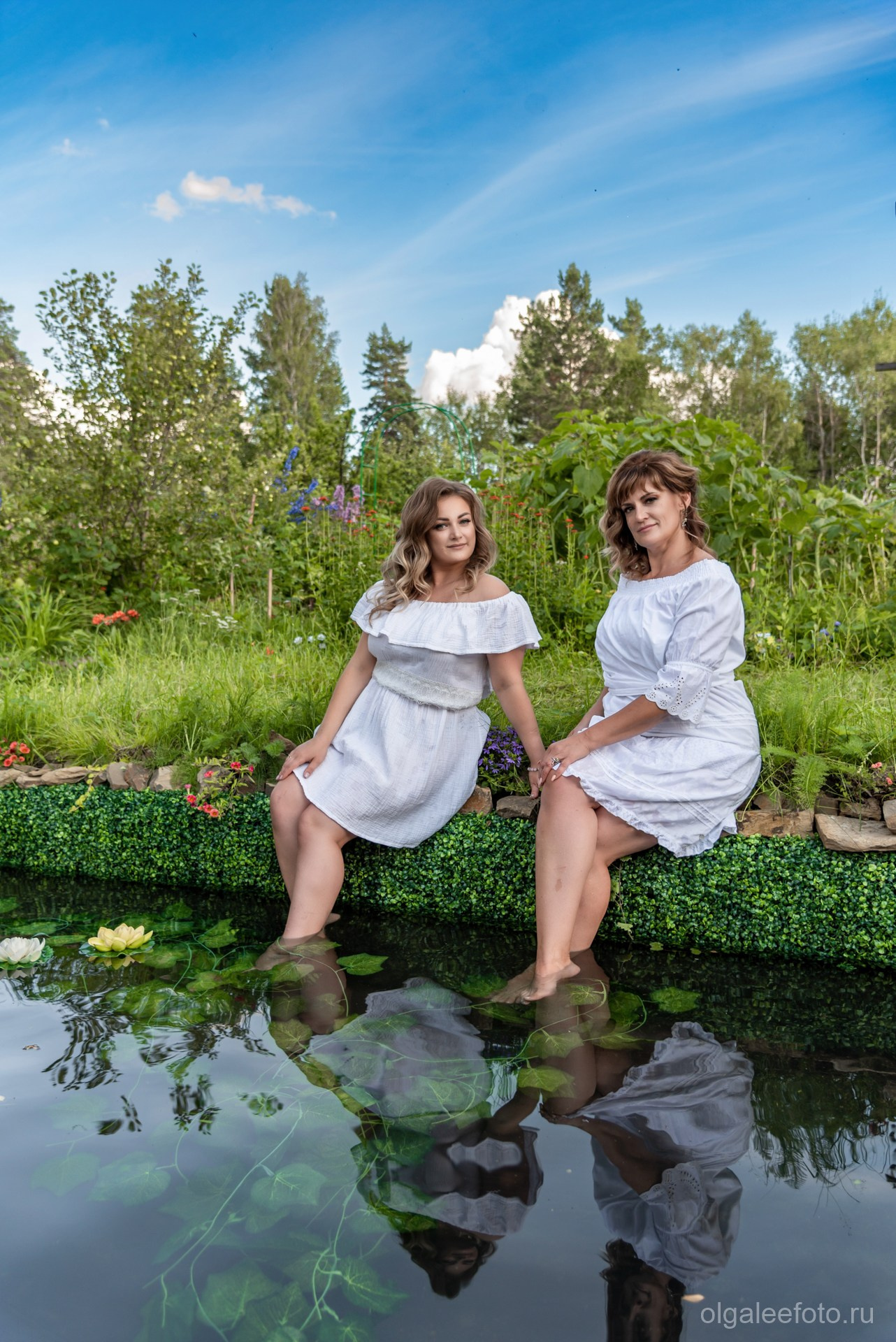 Бохо платья две женщины сидят у пруда