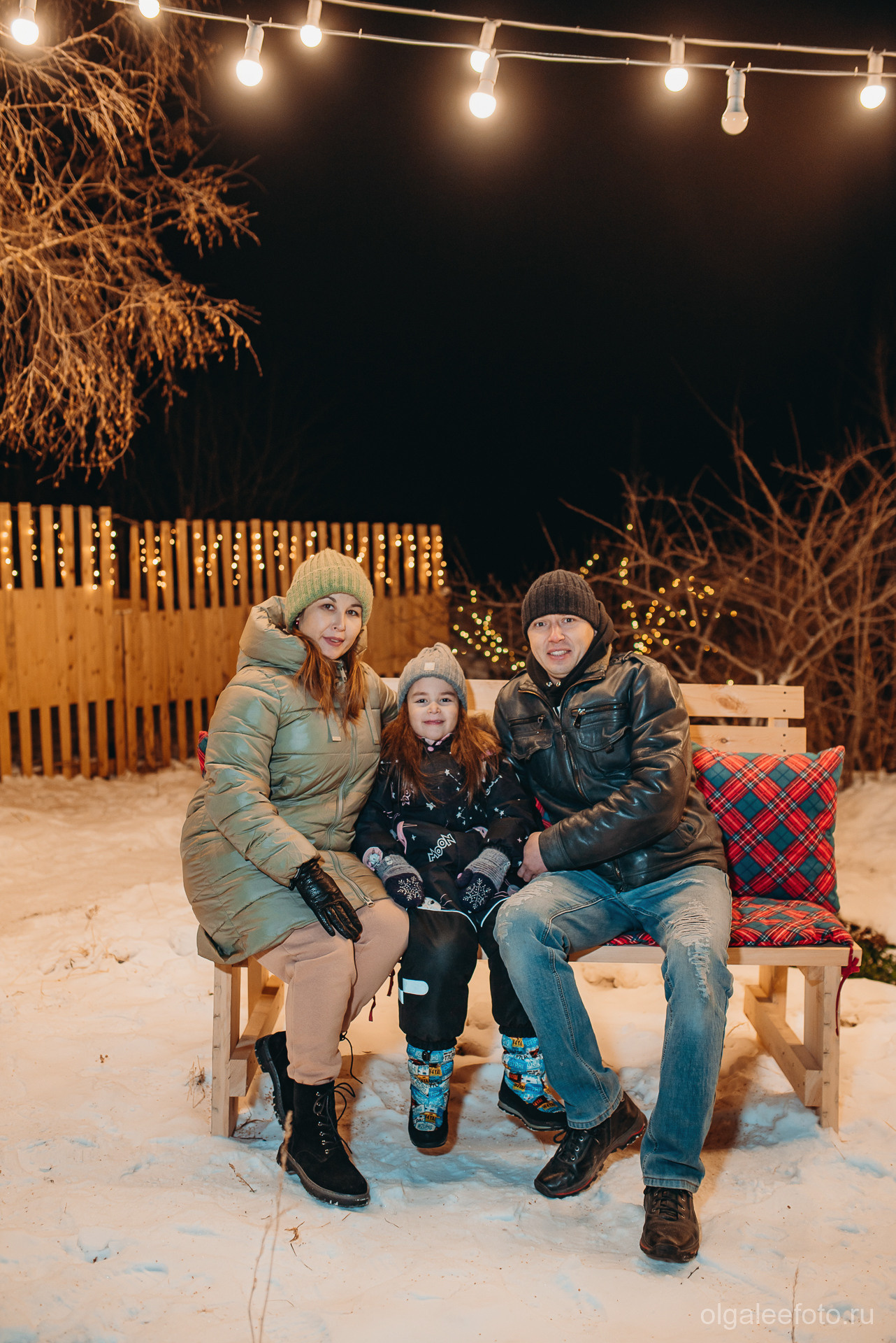 Новогодняя фотосессия для всей семьи в Иркутске Семья на новогодней фотосессии на лавочке
