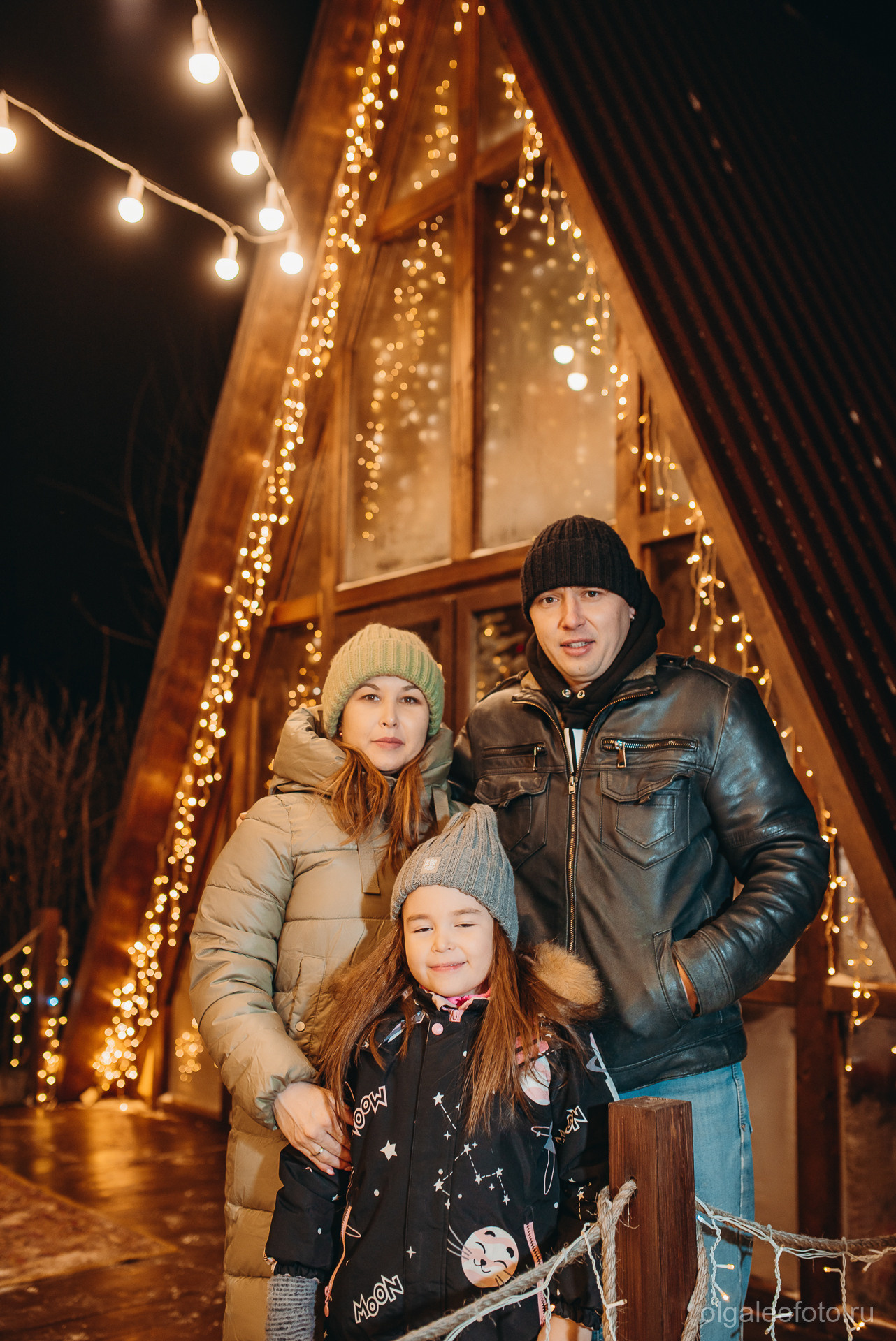 Новогодняя фотосессия для всей семьи в Иркутске Семья мама папа и дочь на новогодней фотосъемке на фоне афрейм фотостудии