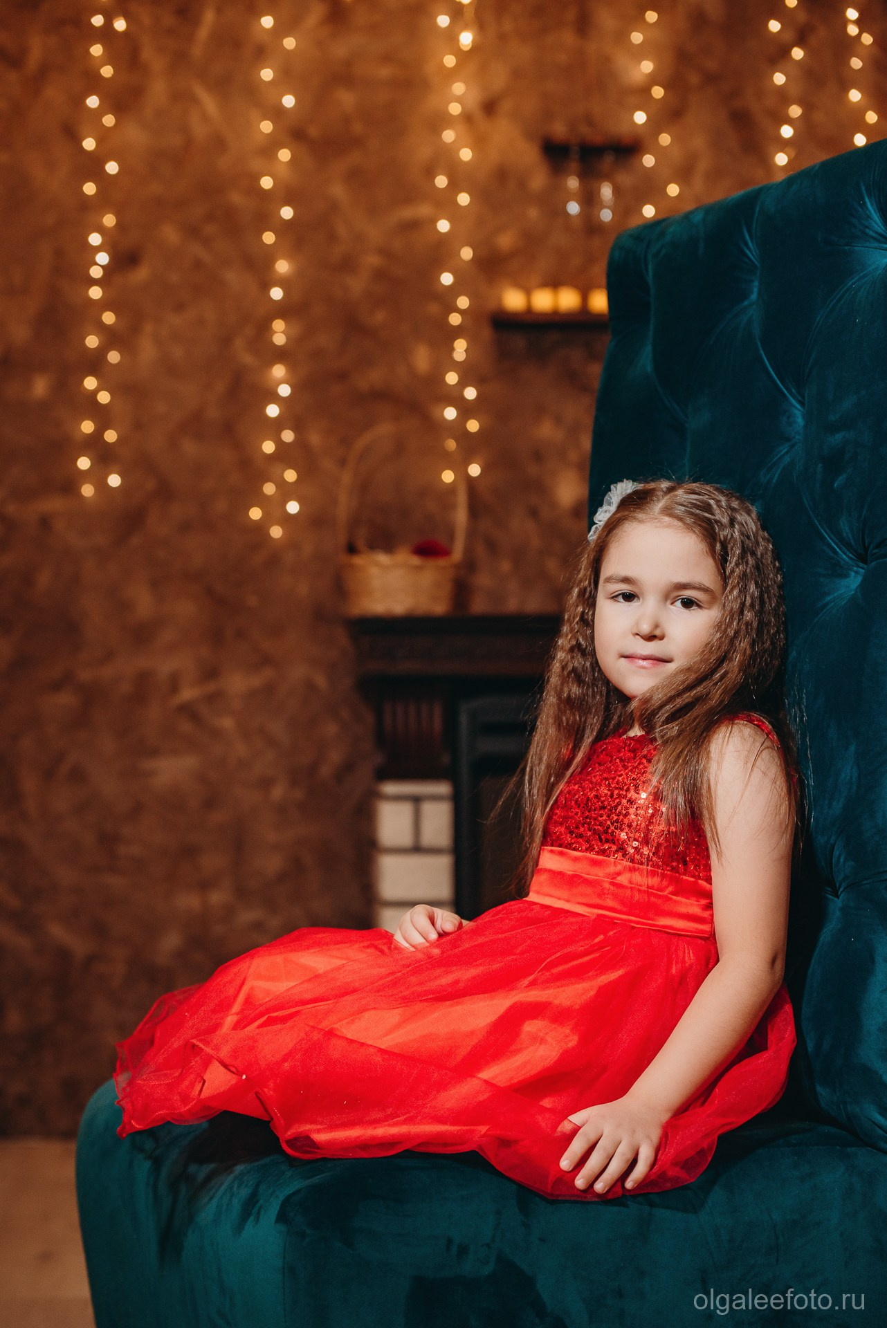 Девочка в вечернем красном платье с пайетками на новогодней фотосессии