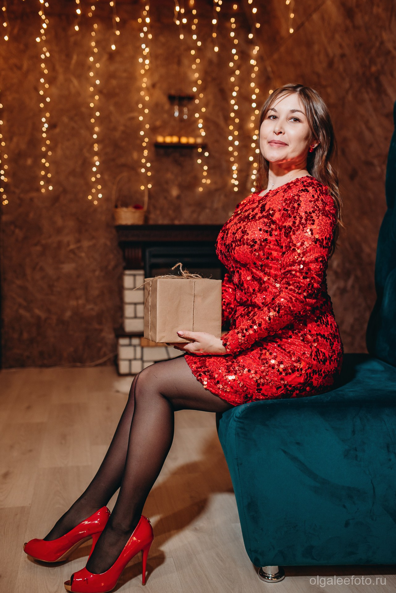 Девушка в вечернем красном платье с пайетками на новогодней фотосессии