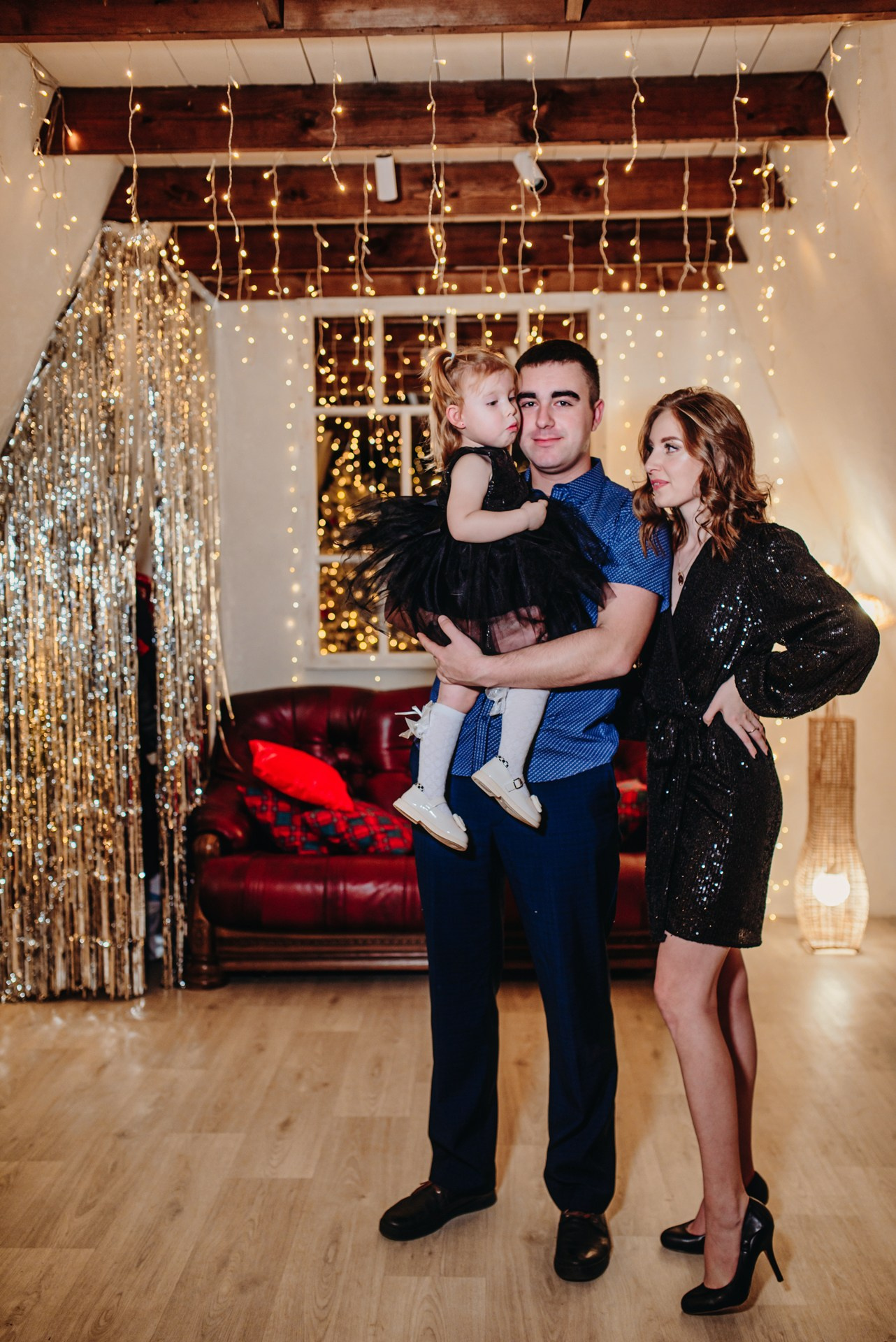 Девушка в вечернем черном платье с пайетками на новогодней фотосессии