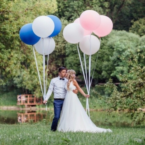 Жених и невеста с большими шарами