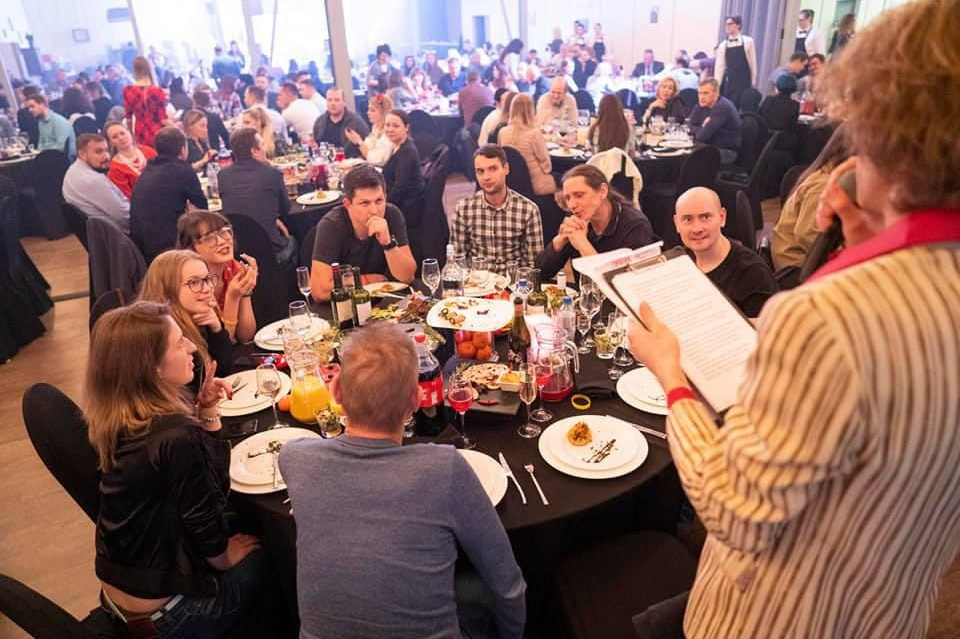 Ведущий Новогоднего корпоратив- PUBLIC TOTEM