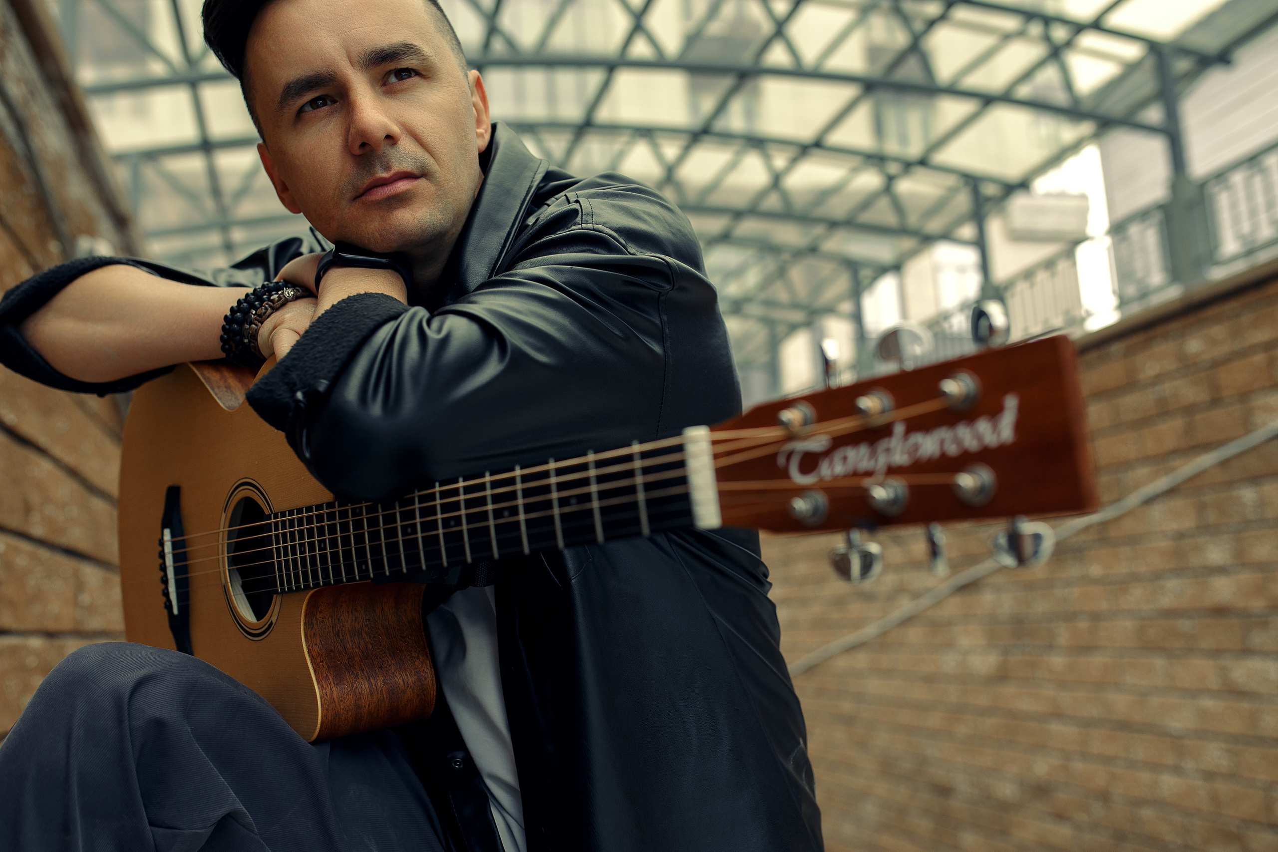 Как Олег с гитарой по городу гулял. Фотограф  Уфа, Москва, Казань, Питер Ильдар Кудабаев