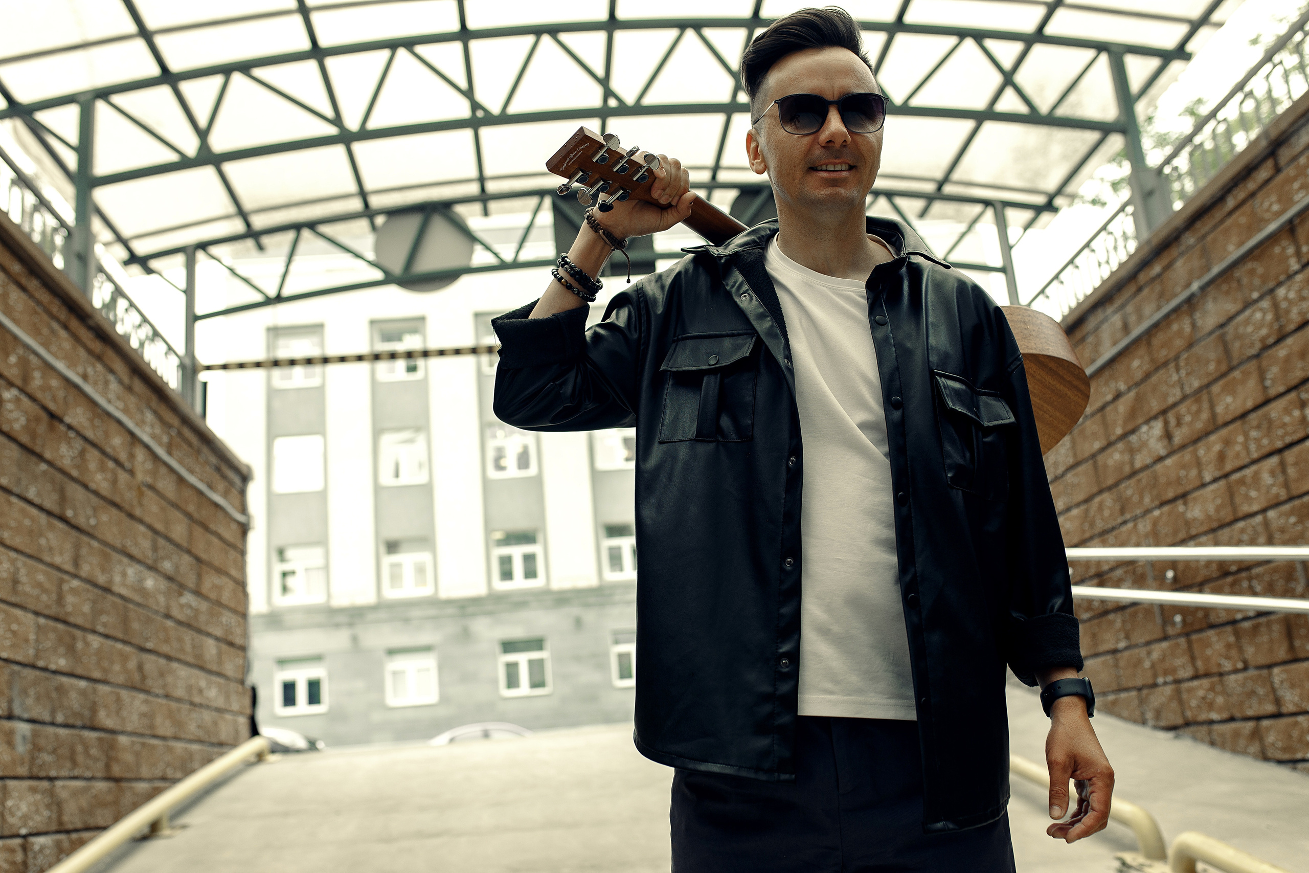 Как Олег с гитарой по городу гулял. Фотограф  Уфа, Москва, Казань, Питер Ильдар Кудабаев