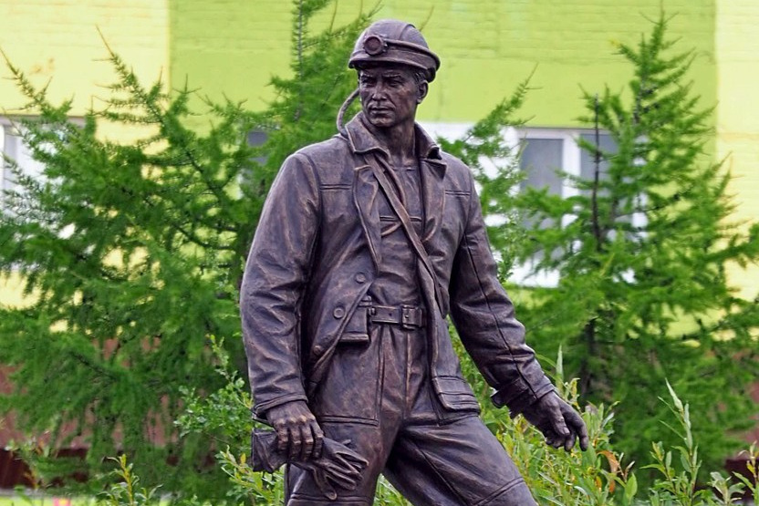 Скульптура Горняка в Талнахе