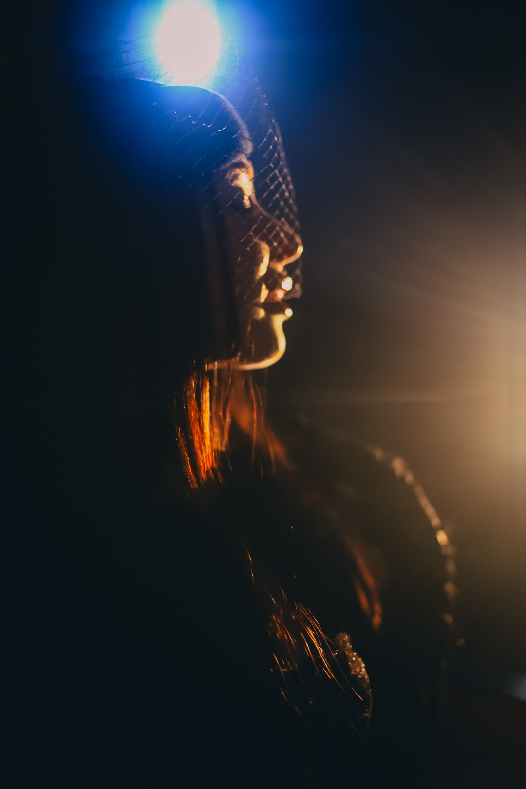 мама обнимает и целует сына, держа его на руках