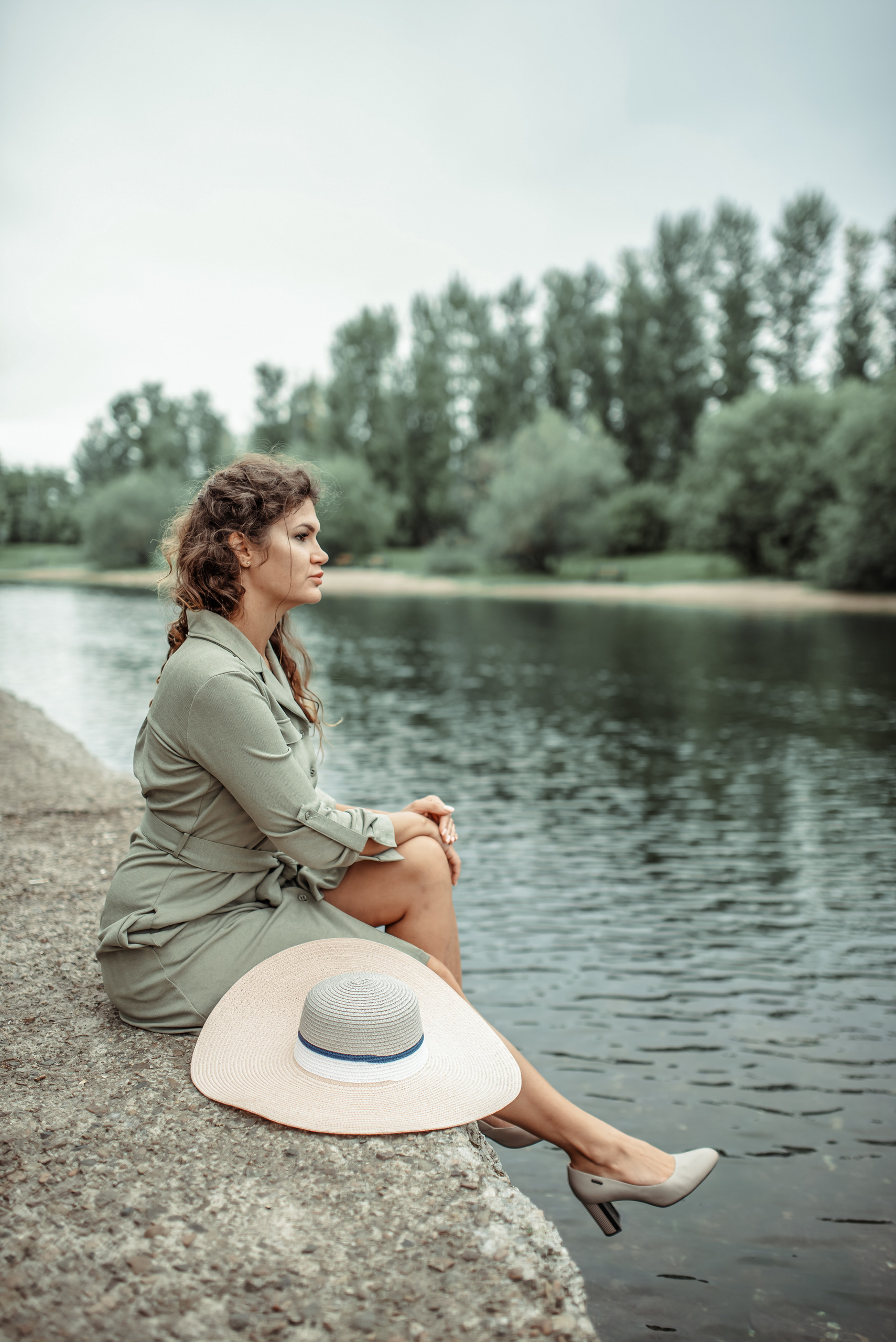 Девушка на прогулке в плаще