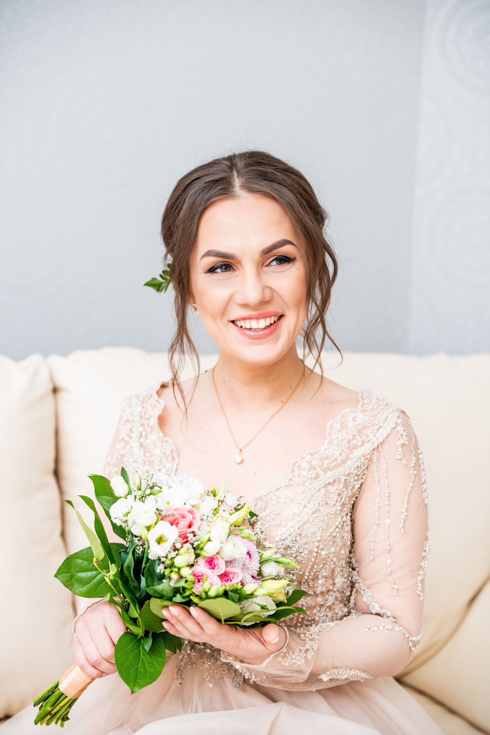 Невеста со свадебным букетом улыбается