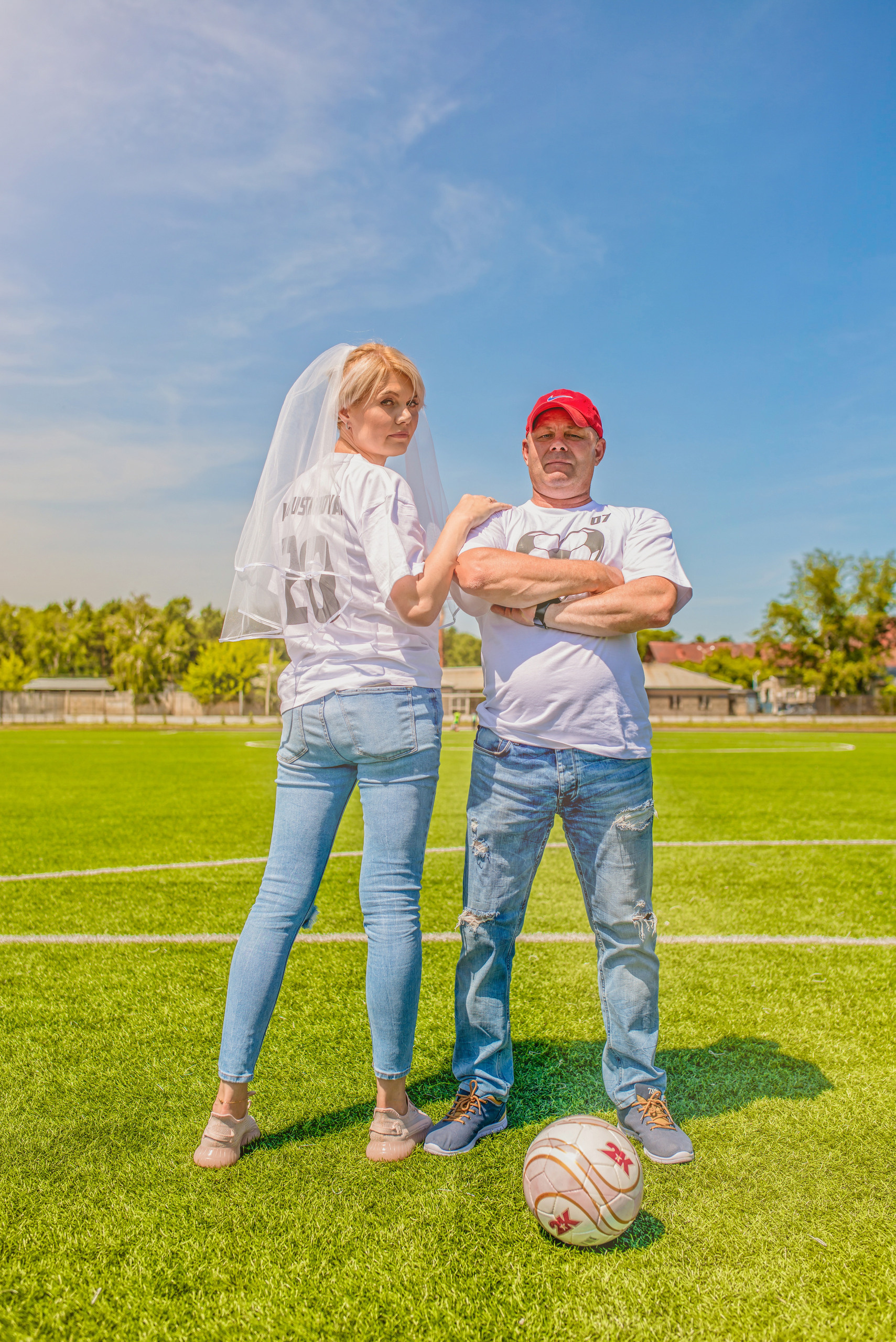 Жених и невеста на футбольном поле свадьба на стиле