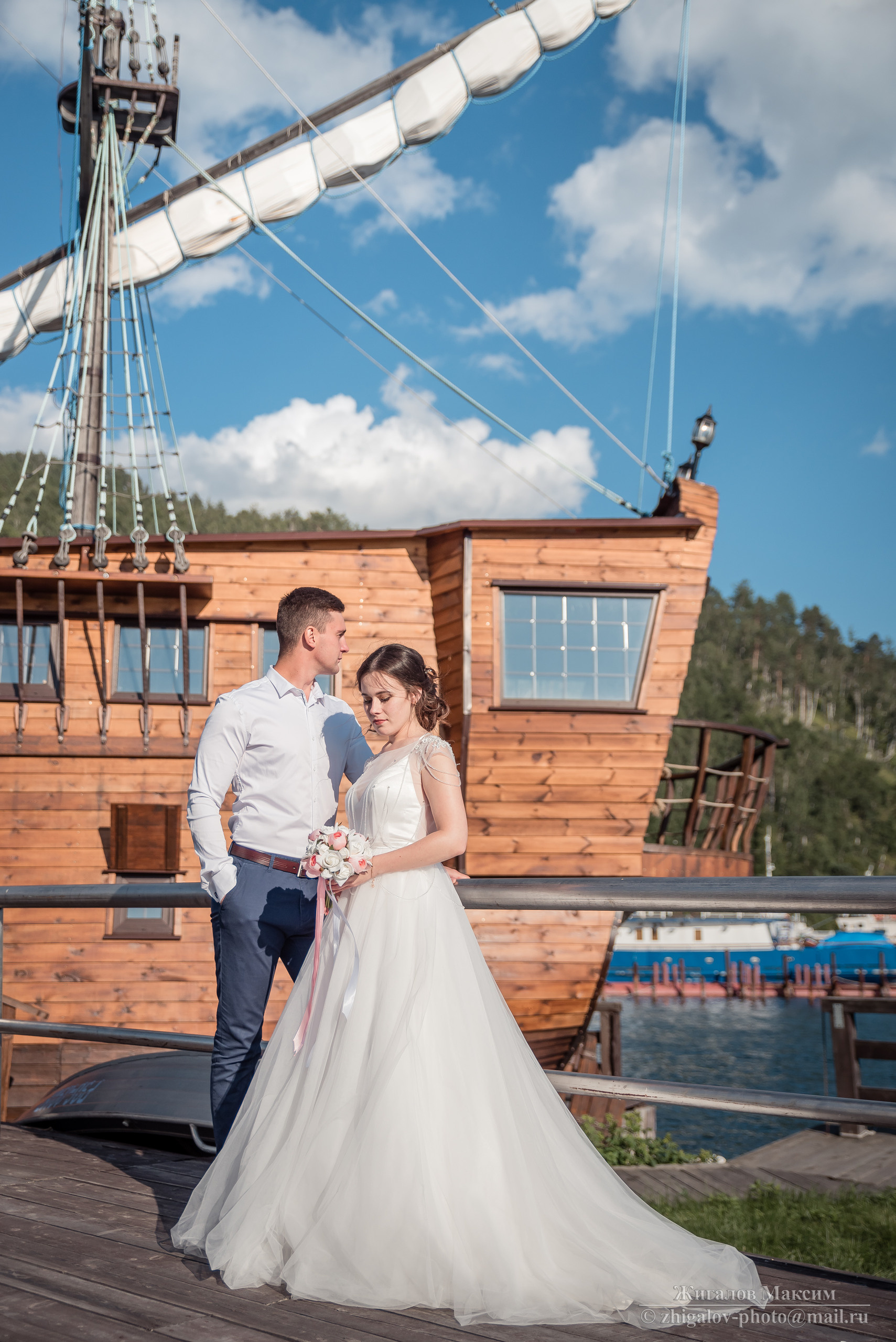 Свадебная фотосессия может быть не только в день регистрации но и позже. Есть пары у которых по стечению обстоятельств из-за работы или по службе не было банкета и фотосессии в день регистрации. Можно провести фотосъёмку и без торжества!