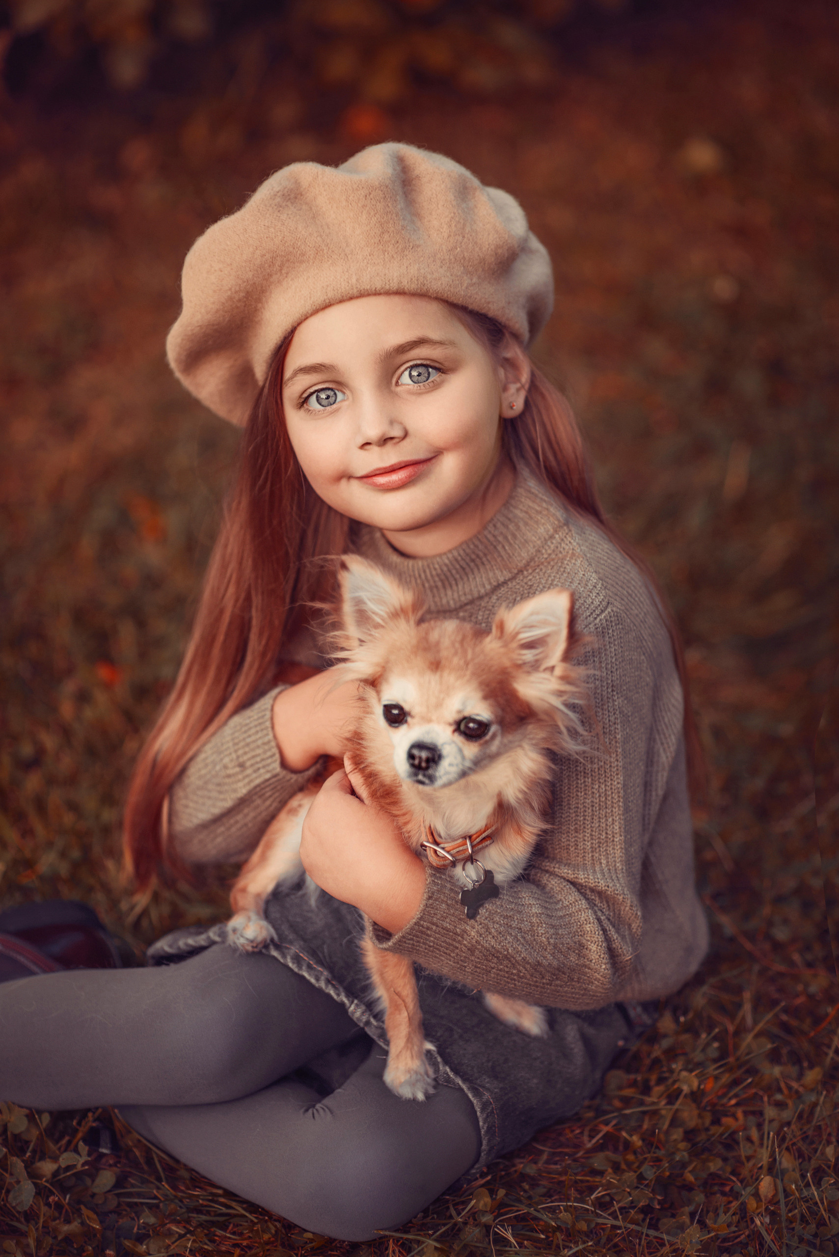 Девочка держит на руках маленькую собачку.