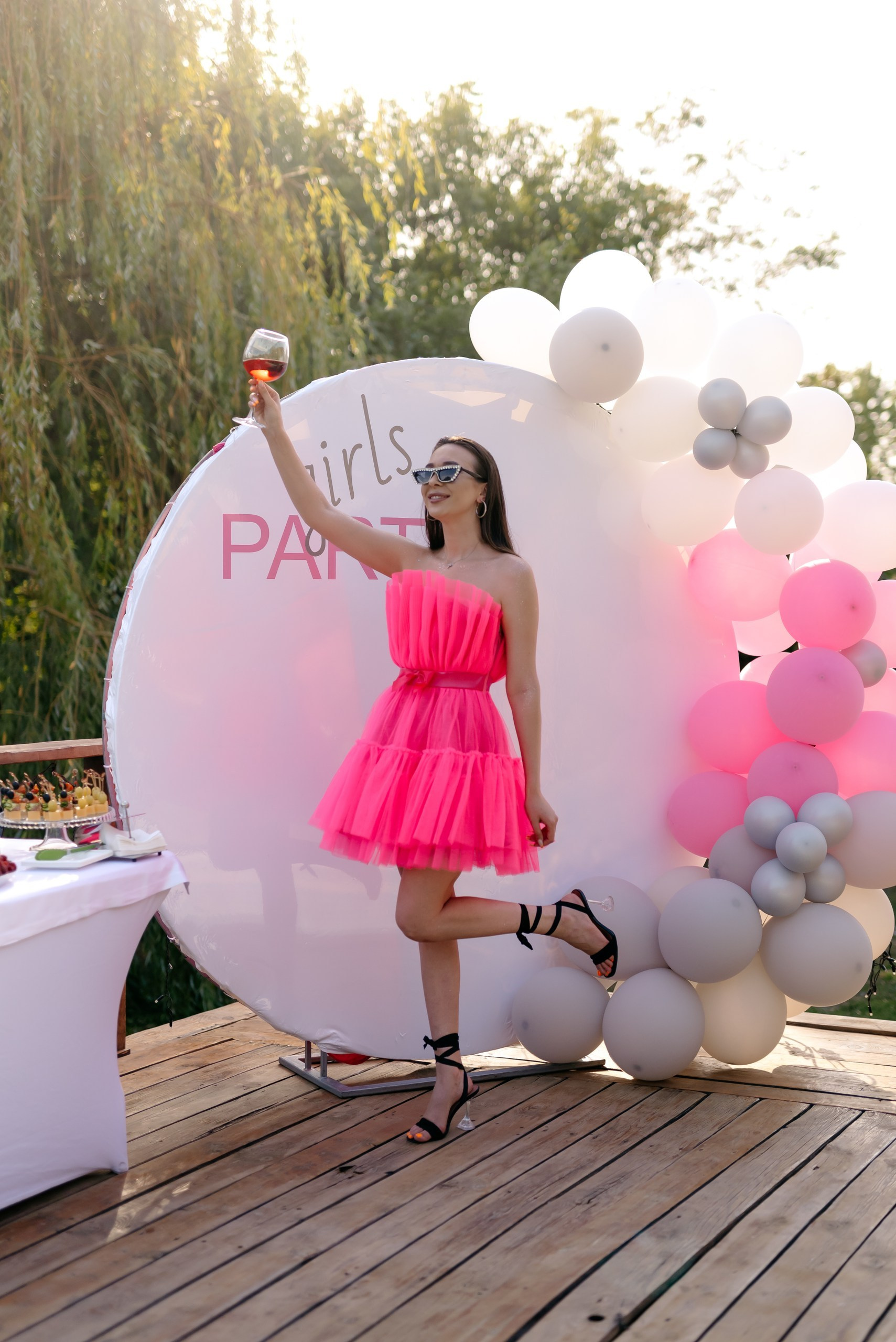 Весёлый девичник с яркими украшениями, декором и фото-зоной