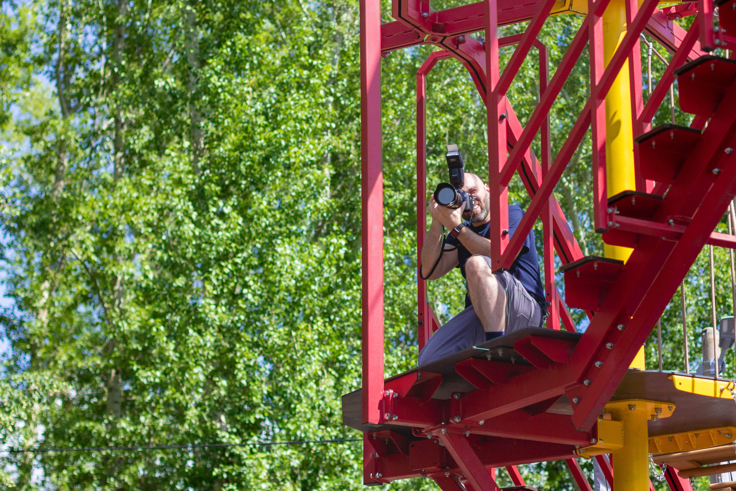 Интерьерный фотограф во время съёмки