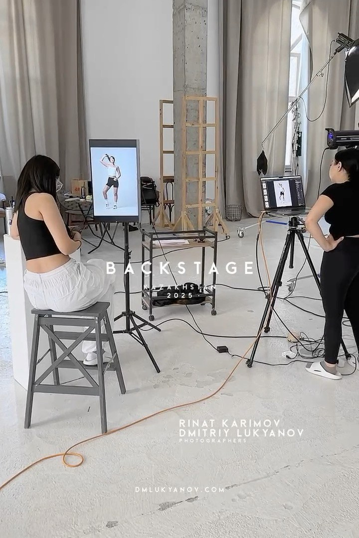 Бэкстейдж fashion lookbook-съёмки для бренда TOMYRIS в Алматы — процесс фотосессии одежды.