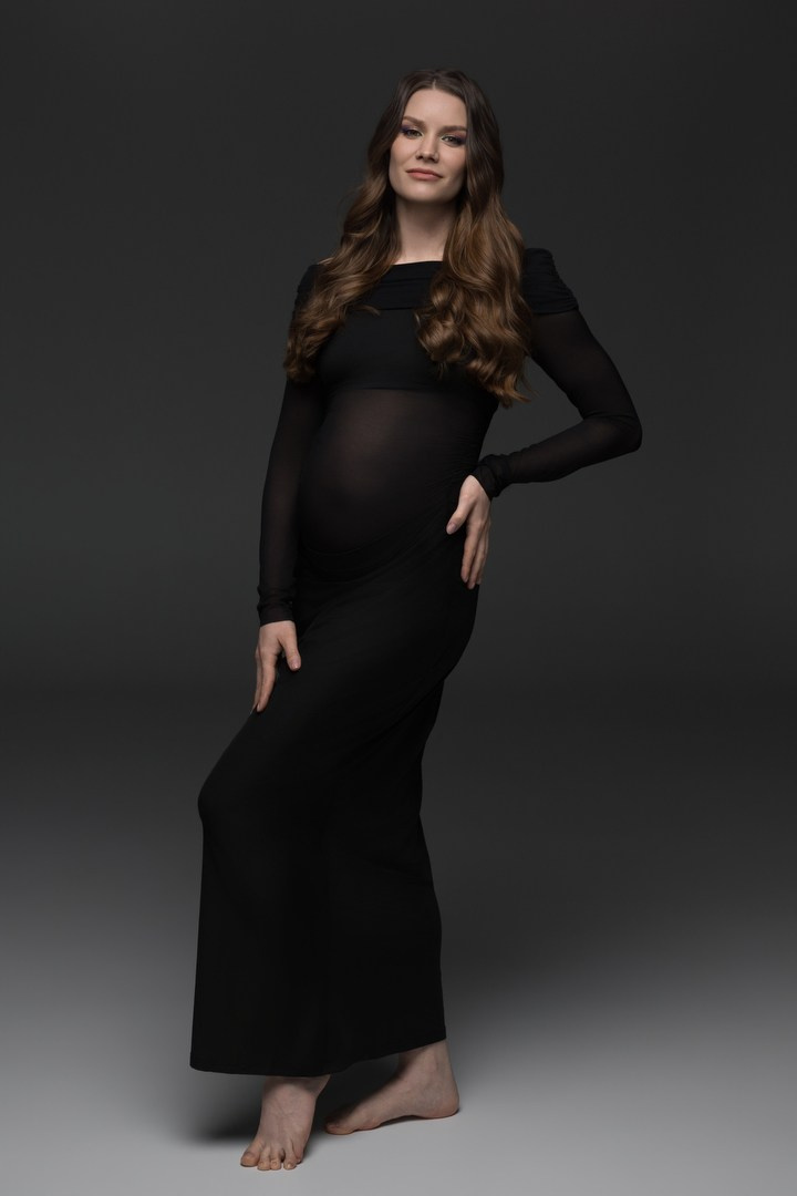 Черное платье из гардероба для съёмки беременной, студия Красноярск