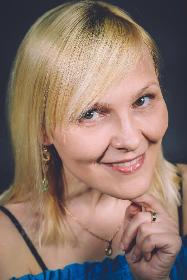 Контакты, Выпускные альбомы,&nbsp;фотограф в&nbsp;Липецке. Дизайн, medlori fotobook Выпускные альбомы в Липецке, Ваш фотограф Медведева Лариса, контактный номер телефона 8-999-530-3953 шаблоны макеты фотокниг fotobook шаблон макет твой альбом. Я семейный фотограф и графический дизайнер в Липецке. Создаю красивые индивидуальные выпускные альбомы для детских садикой и школ.