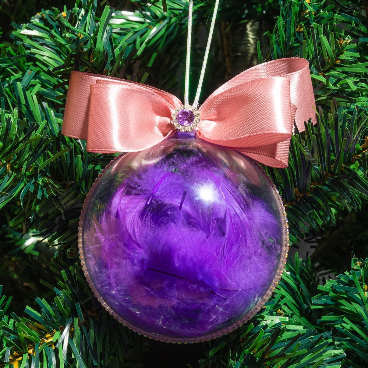 пластиковый новогодний шар с перьями