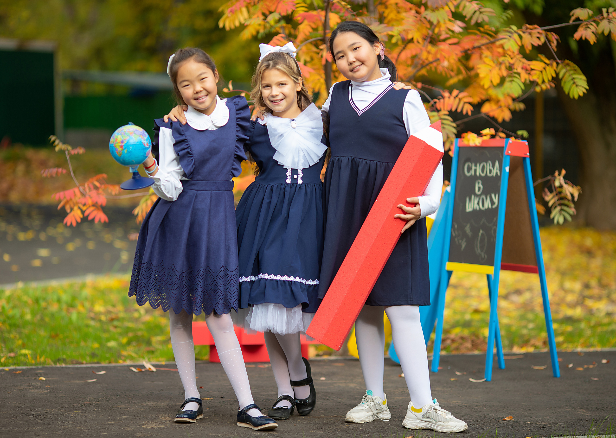 Фото с друзьями выпускников 4 класса осенью на улице