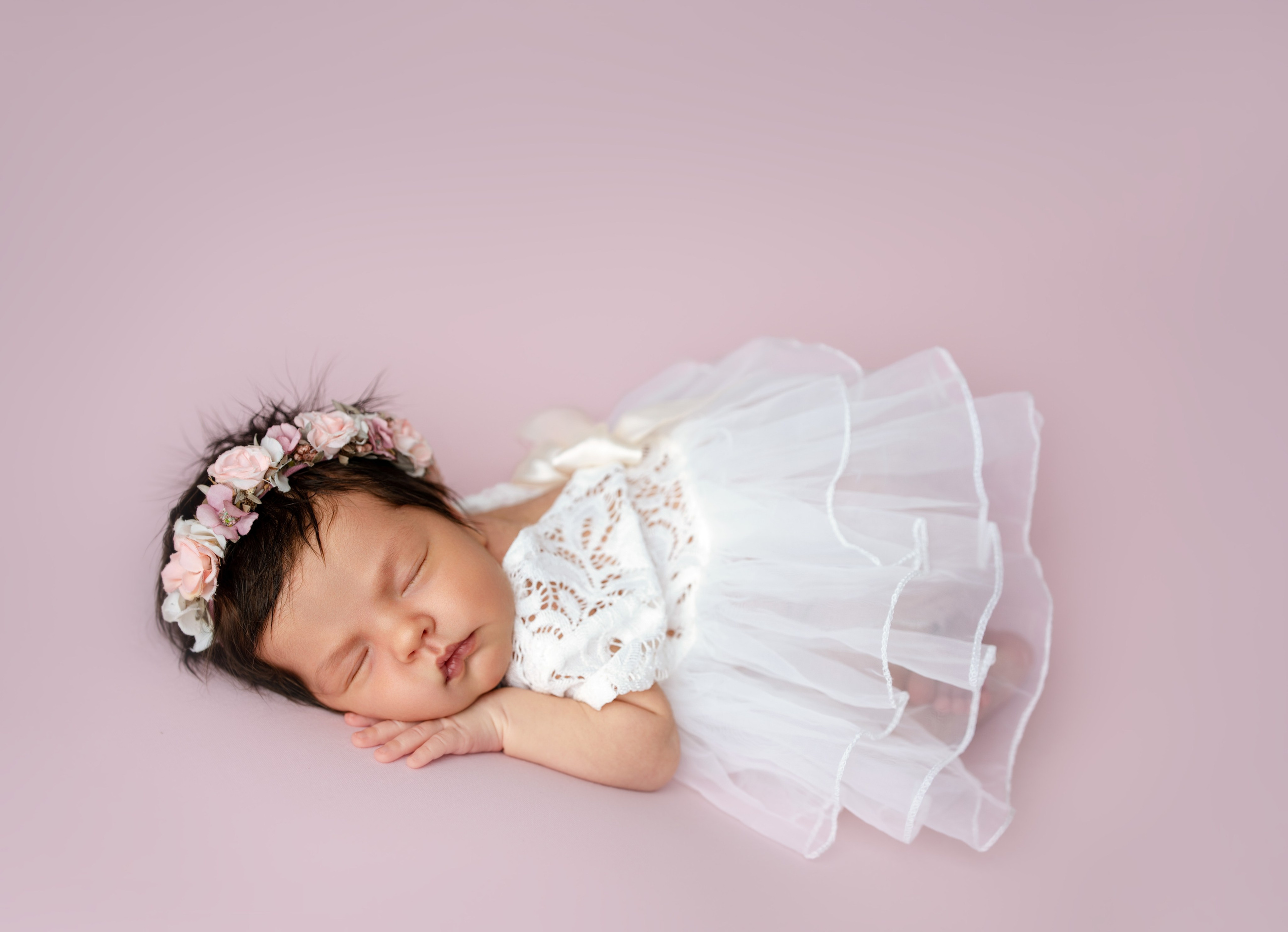 Девочка новорожденная в платье— профессиональная фотосессия в Нижнем Новгороде
